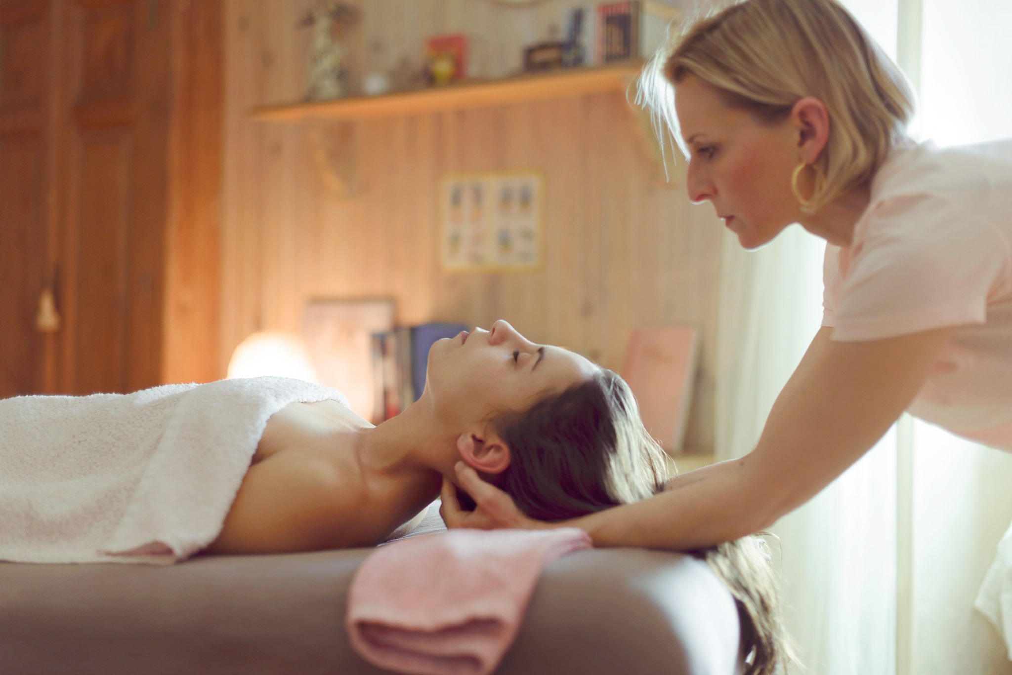 Anne-Lise Raffaelli lors d’un massage, illustrant son approche douce et personnalisée du soin