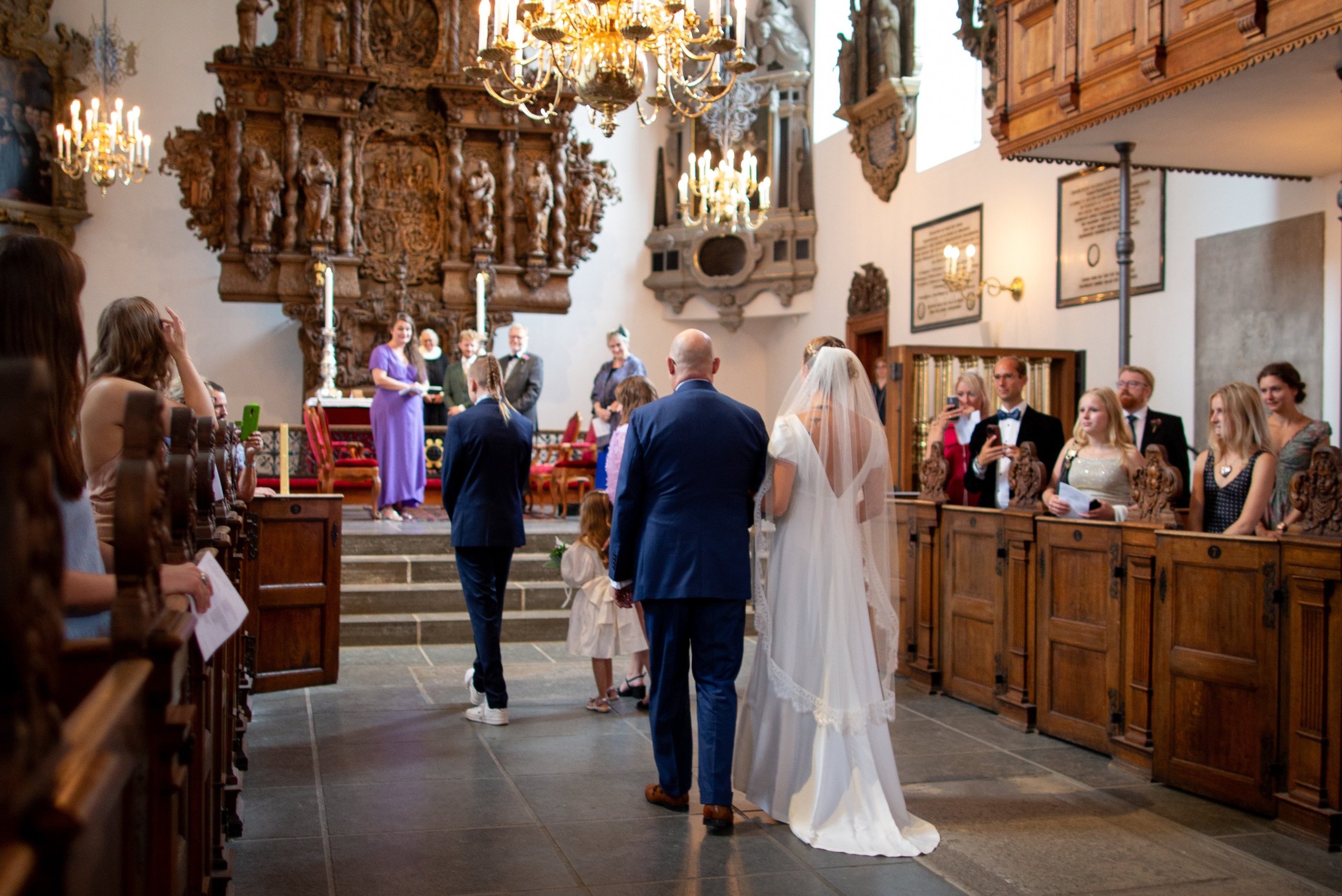 flot dyb ryg I brud i brudekjole op af kirkegulvet