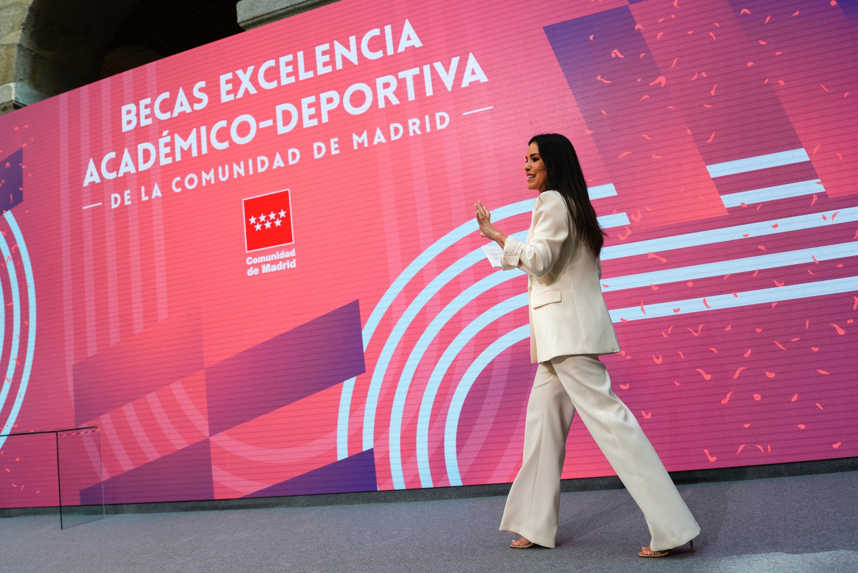 María Lázaro presentando un evento institucionall