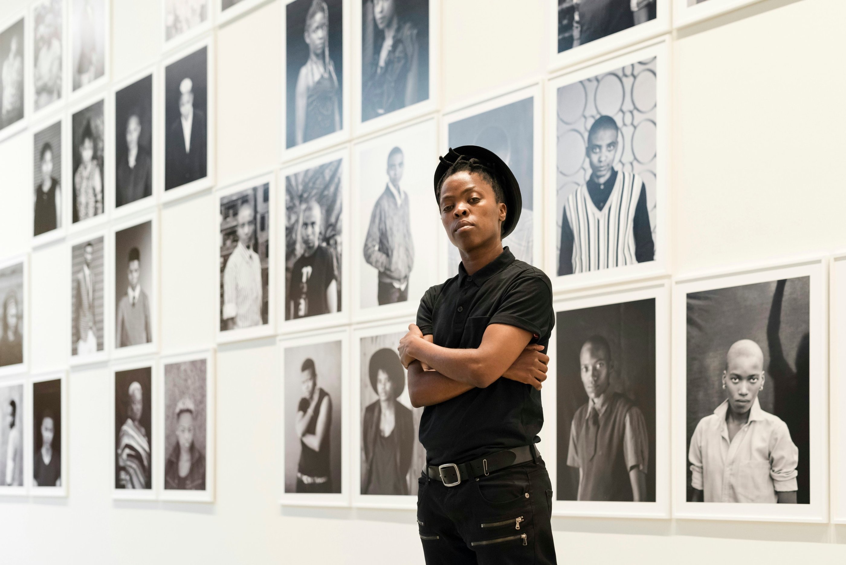 A intensidade do olhar dos retratados, a composição das imagens, o preto e branco