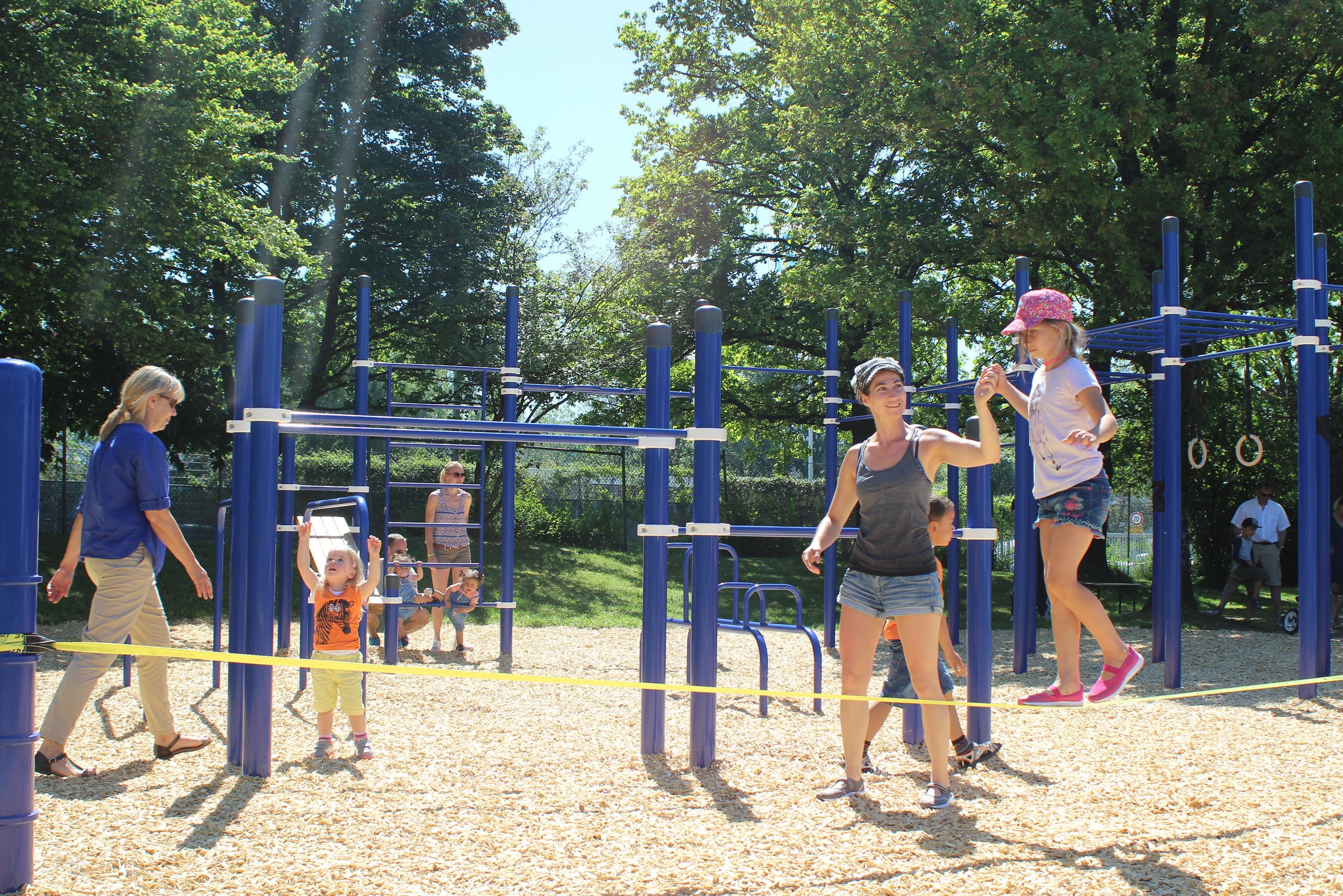 Mère et fille dans un slackline parc Kenguru Pro