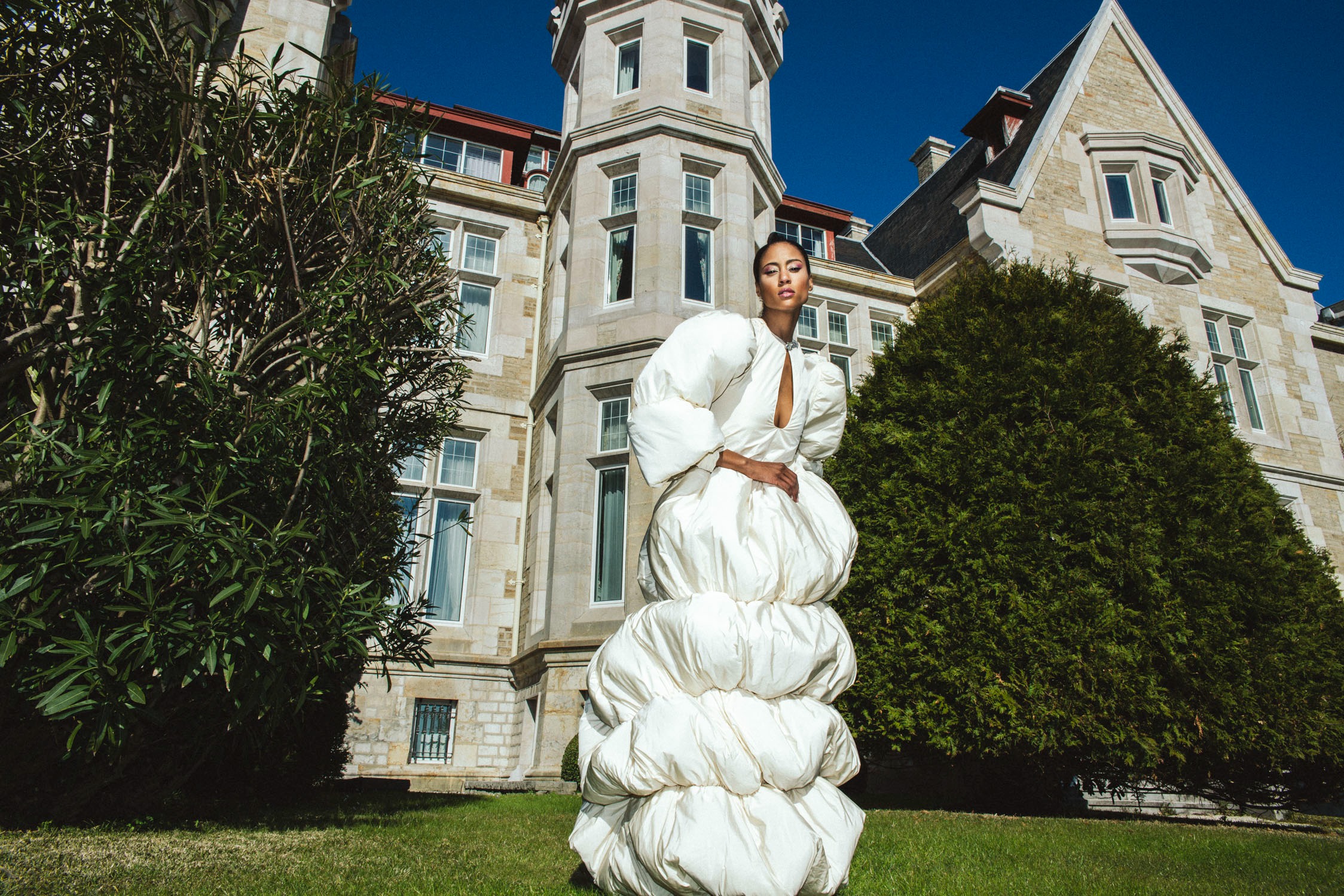 Modelo con vestido de Odette Álvarez 