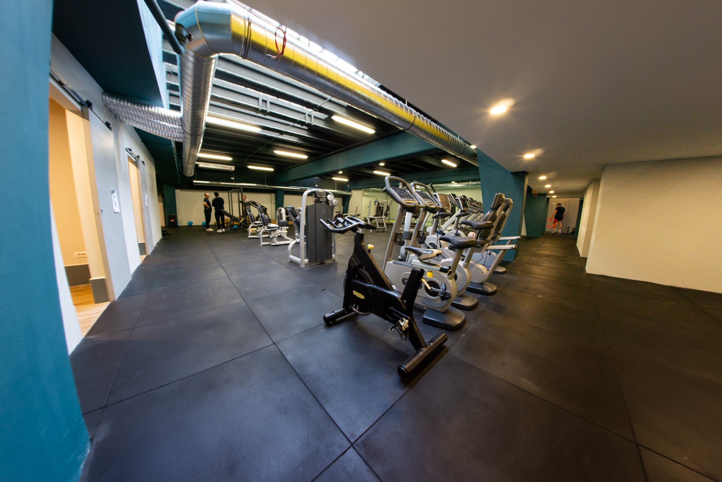 Sala attrezzata della palestra Move 2 Grow a Milano con macchinari cardio e pesi, ideale per allenamenti personalizzati.