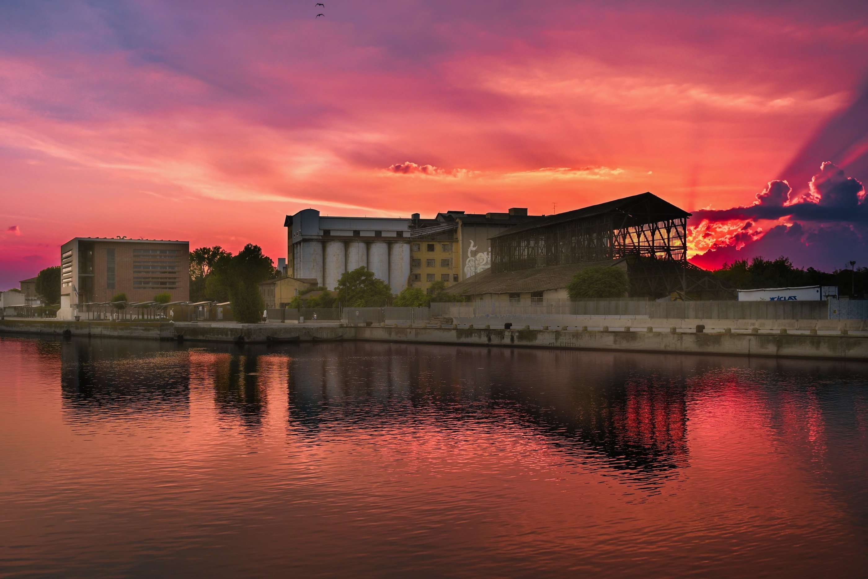 tramonto in darsena, rosso di sera, luca giuliani Ravenna, fotografia industriale