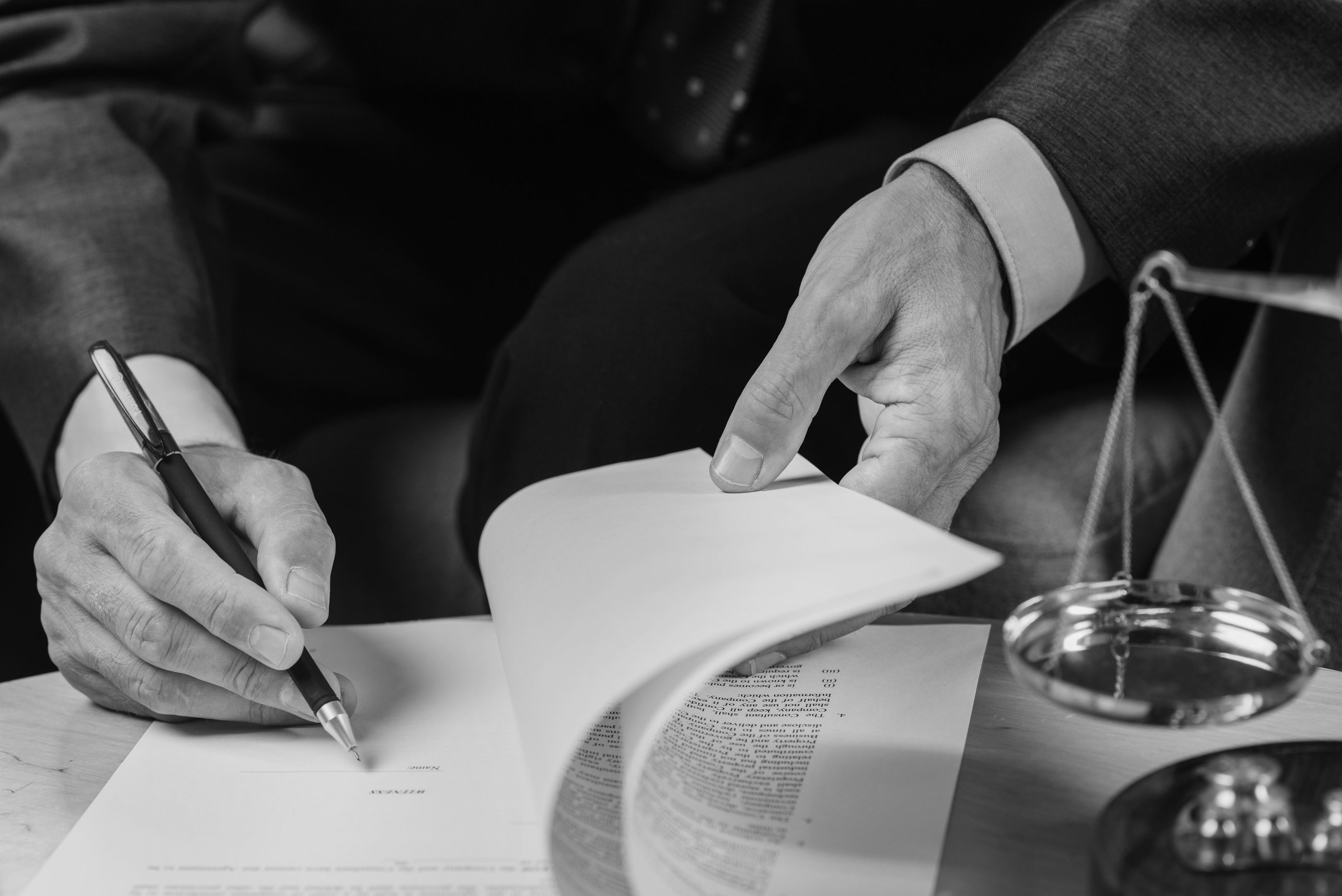 Firma y revisión de documentación legal por abogados especializados en Canarias