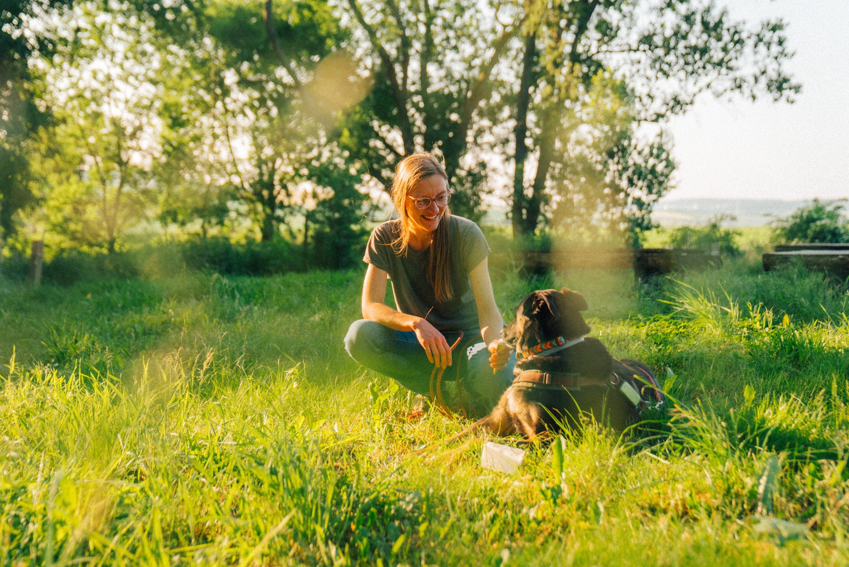 Tabea füttert Hund im Wald – entspannter Kontakt und Belohnung beim Waldbaden