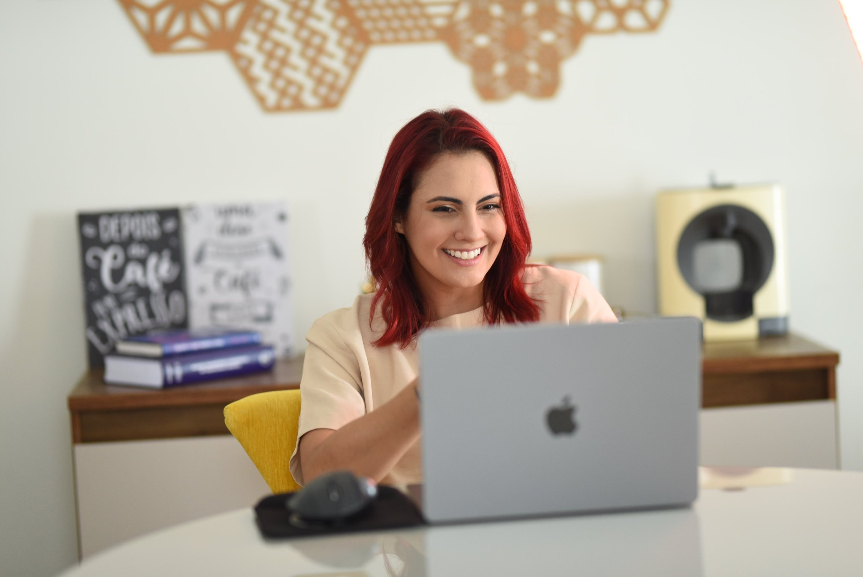 Psicóloga Palloma D'Andrade realizando atendimento de psicoterapia online