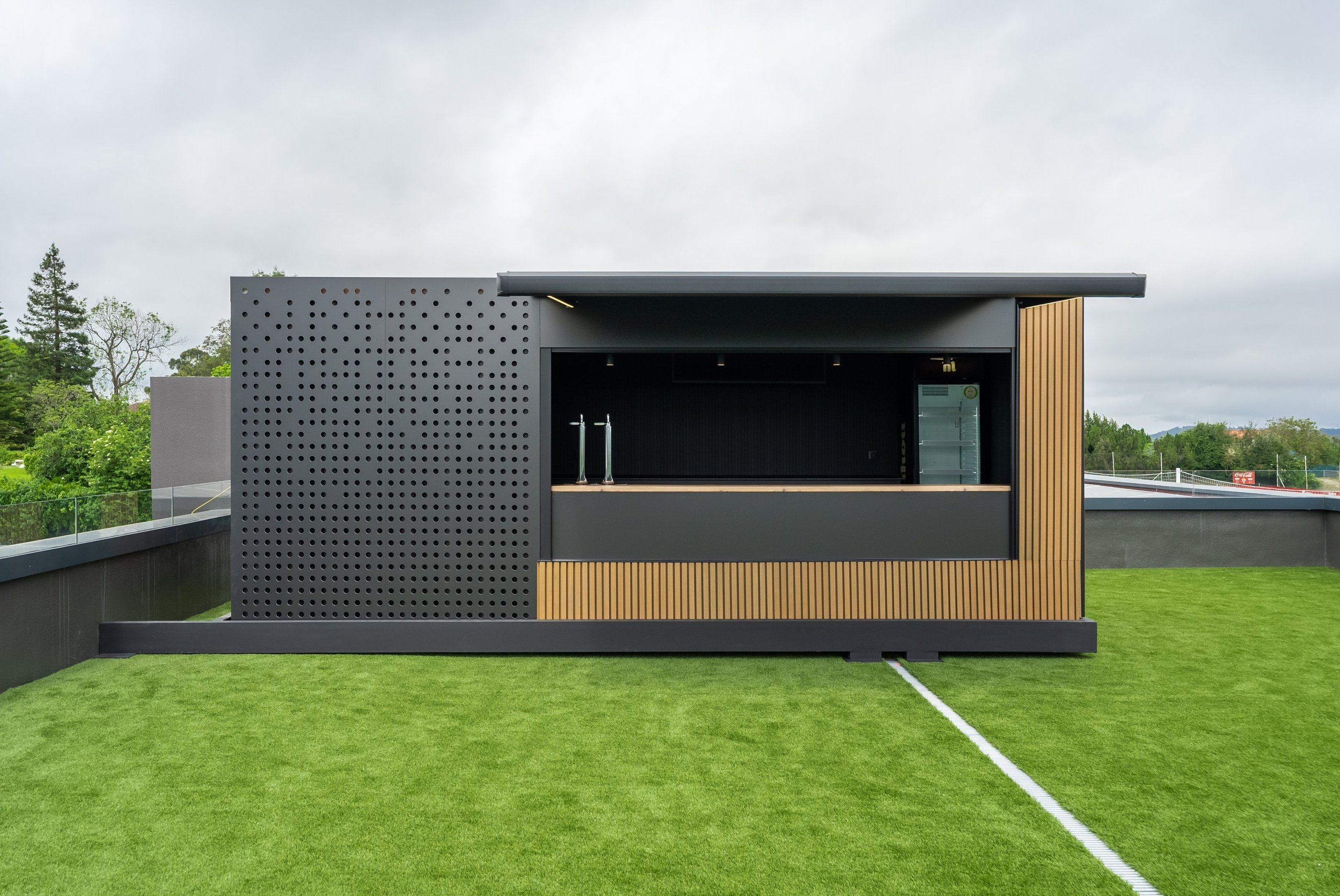 Módulo de eventos en azotea con barra exterior y diseño contemporáneo