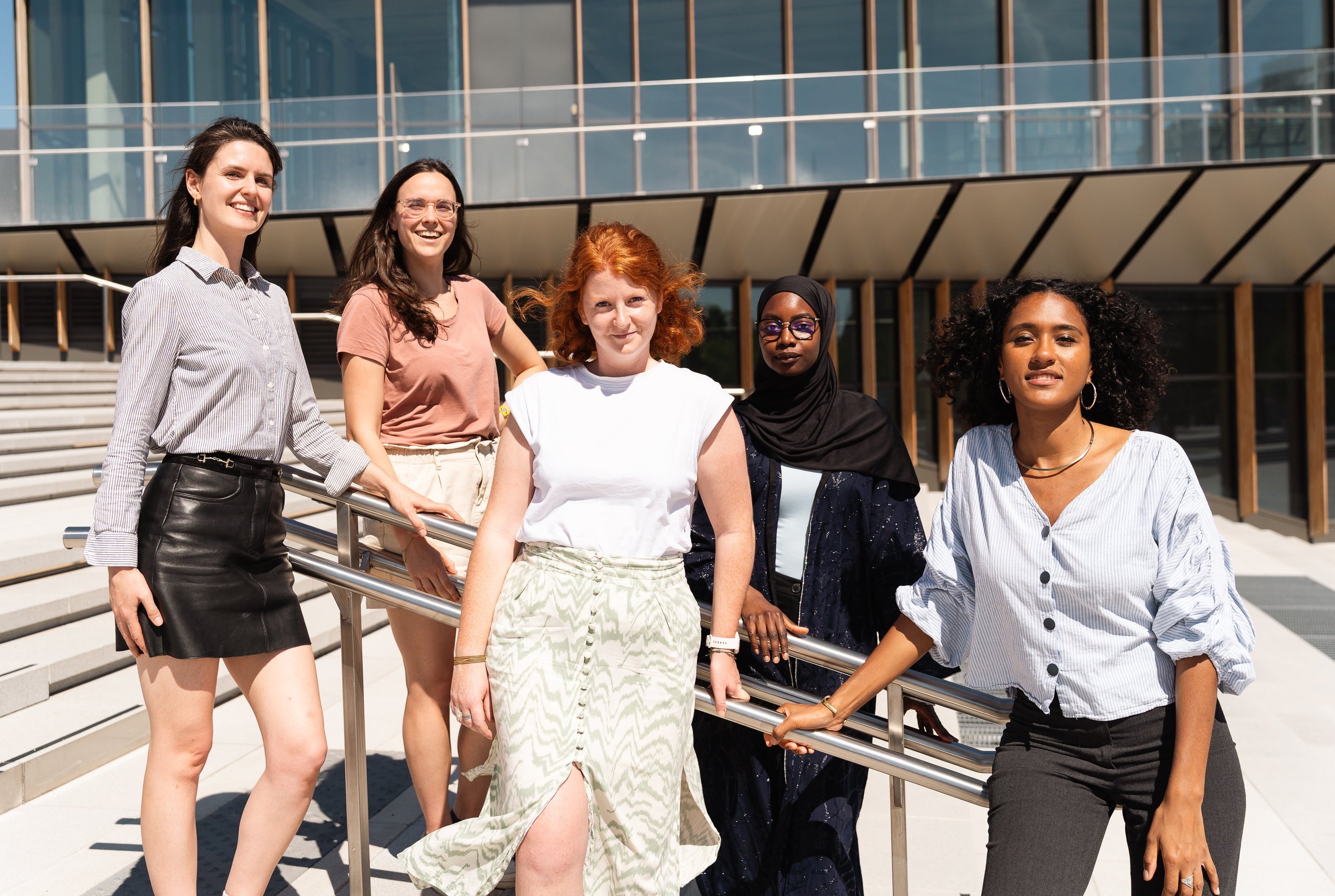 Groupe de femmes alignées en extérieur lors d’un événement, photographie de groupe naturelle