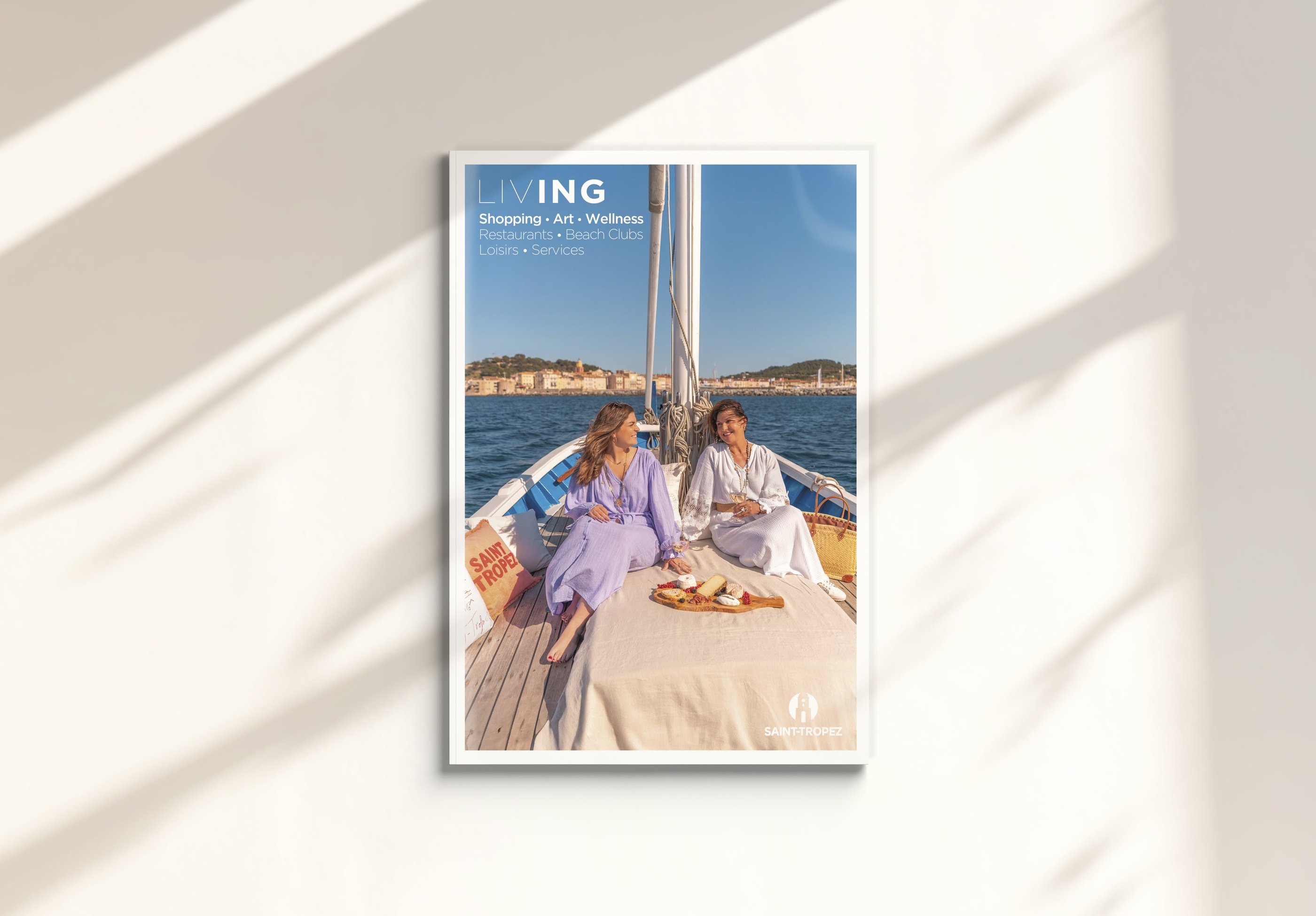 Couverture d'une brochure de luxe pour l'office de tourisme de Saint-Tropez