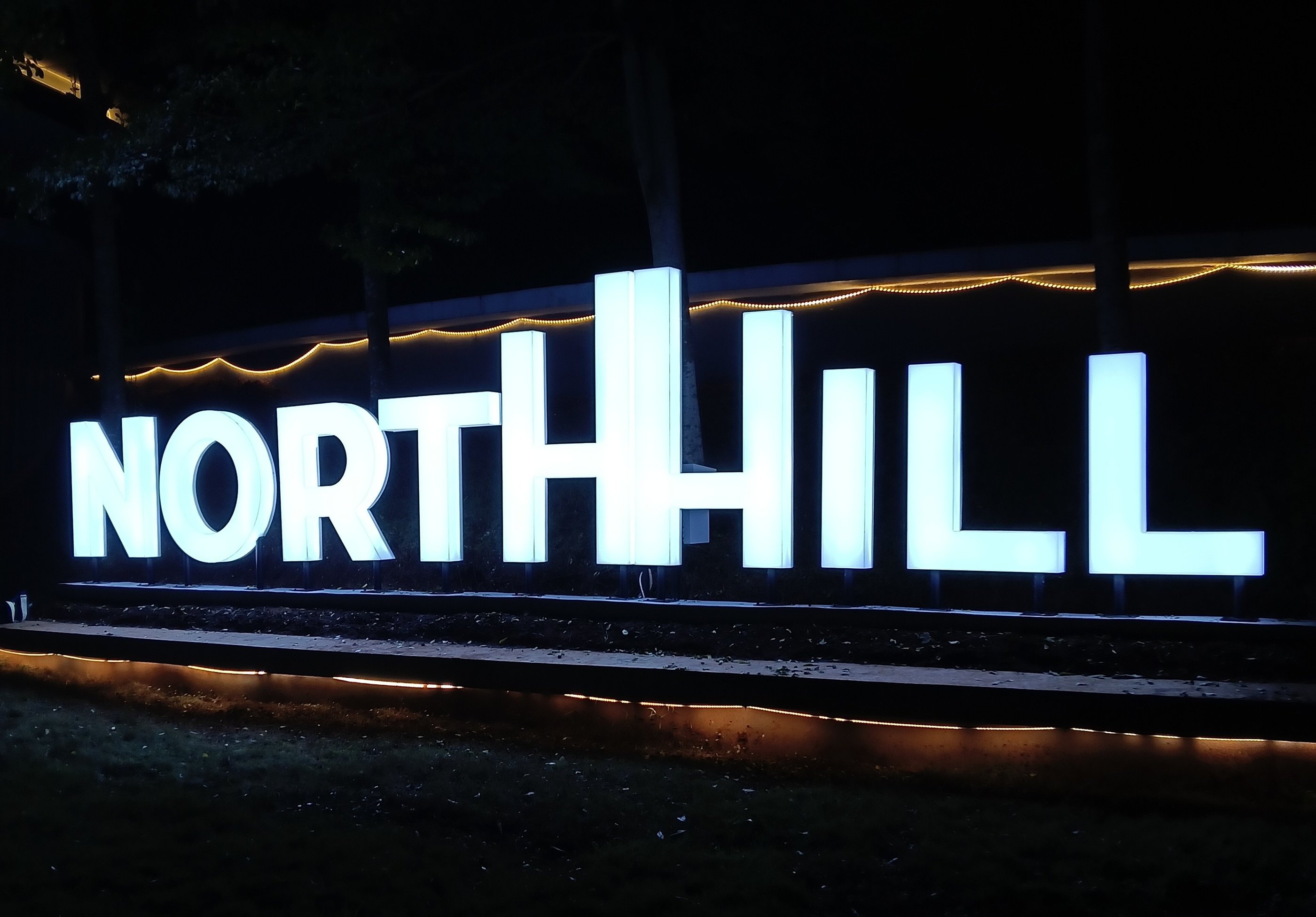 Huruf timbul akrilik ukuran besar untuk cluster northhill, CibuburCBD oleh Angel Family Laser