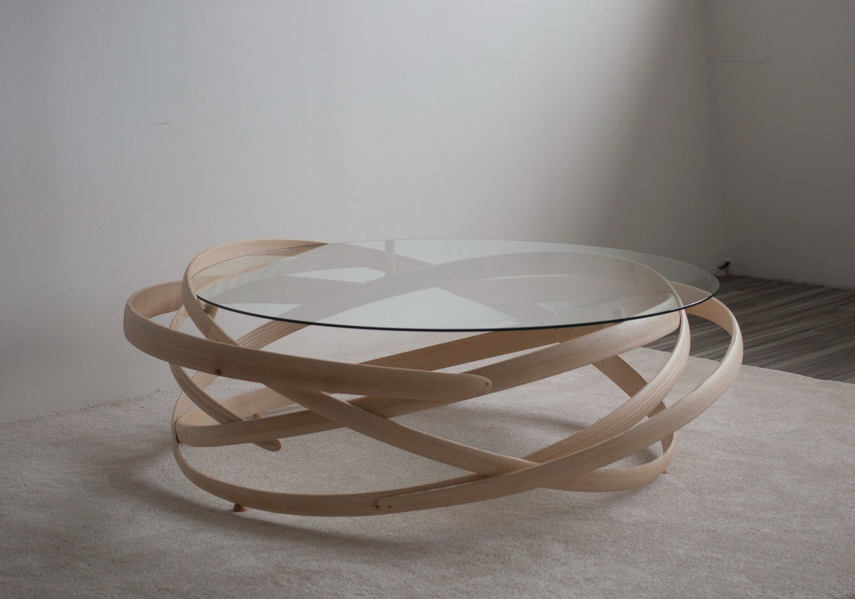 le mouvement d'une pièce de monnaie a été l'inspiration première pour cette table basse d'envergure