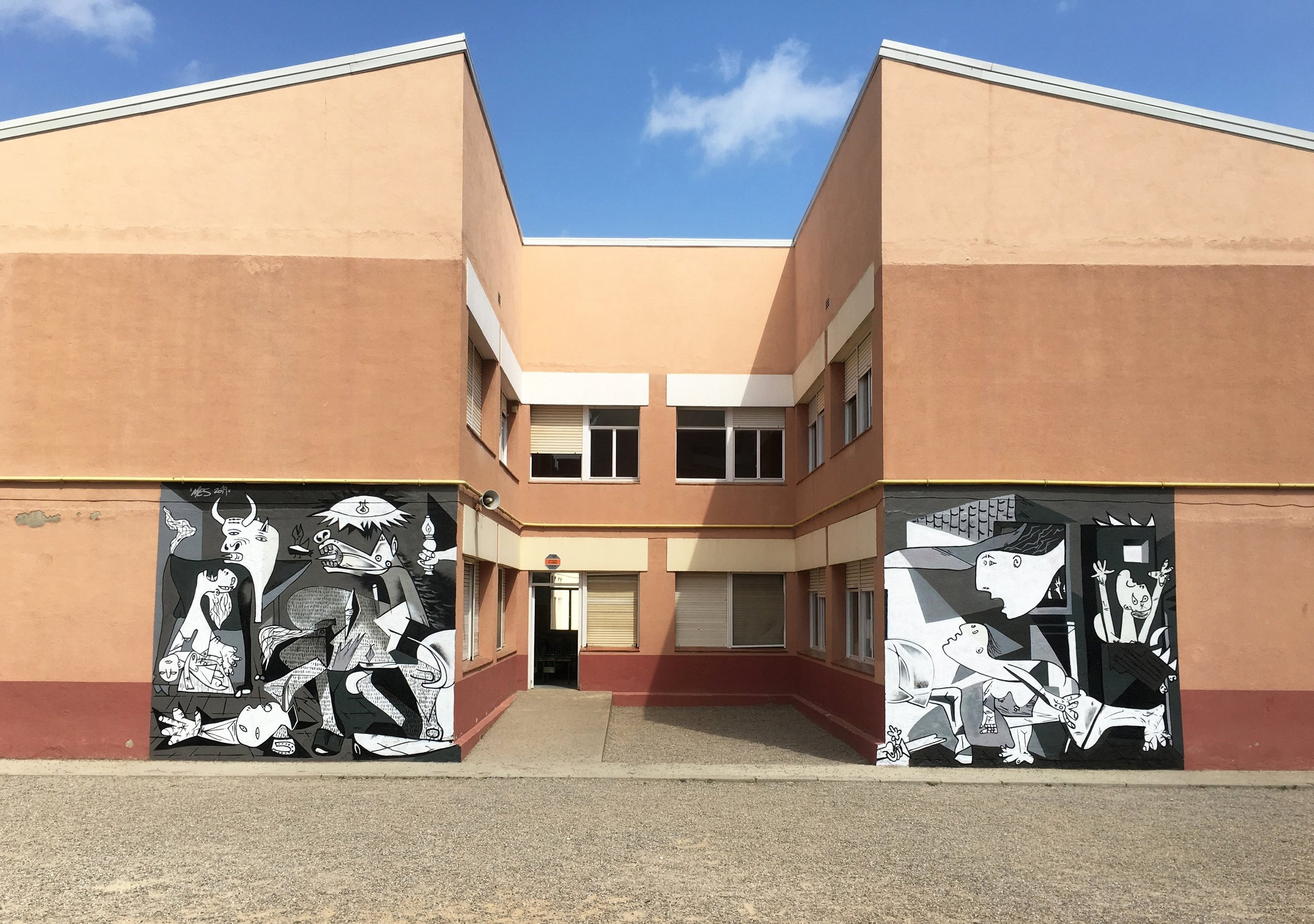 mural graffiti pared exterior escuela guernica graffitimuralpro