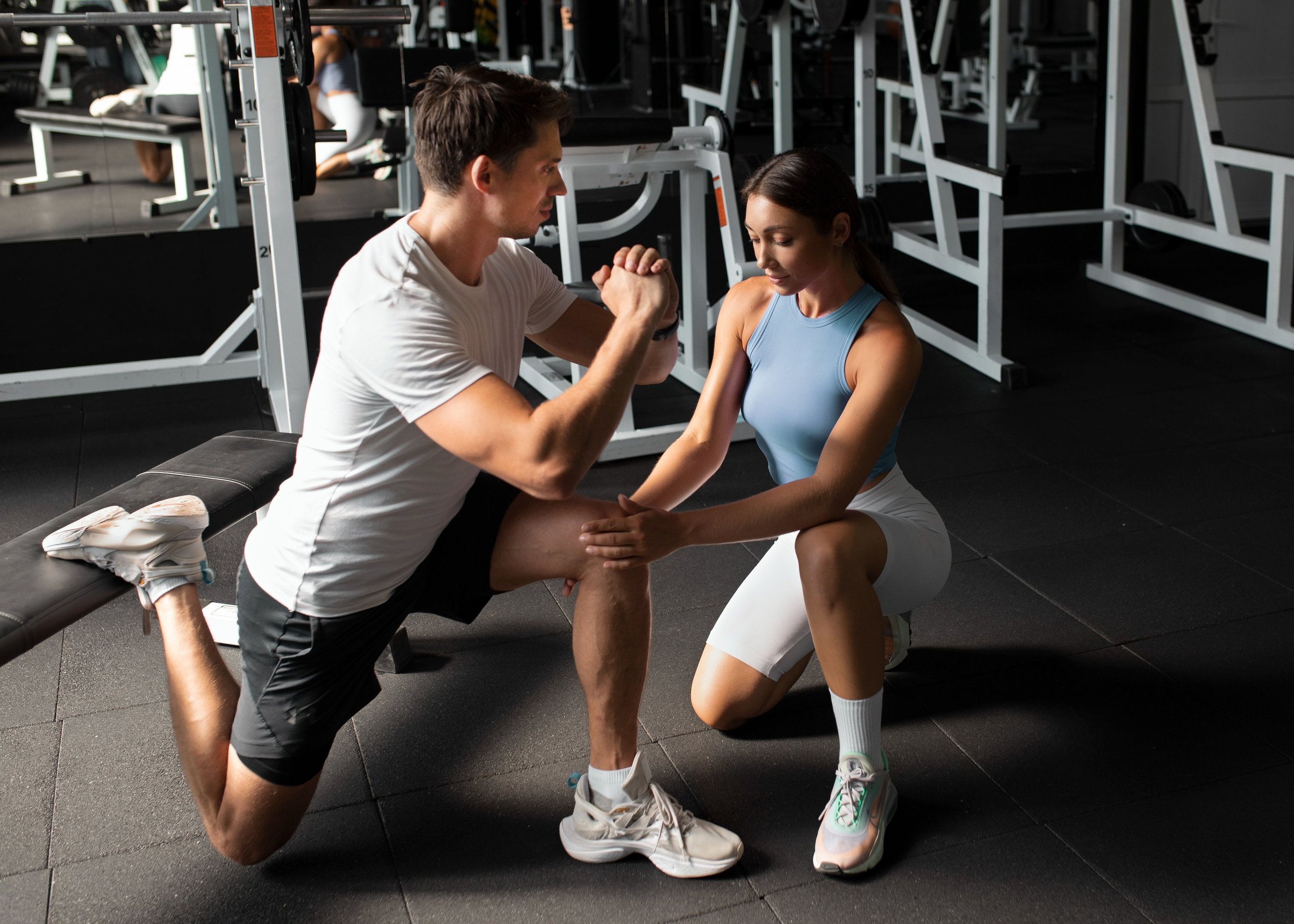 Osobni trener vodi individualan trening u Fitness You Galižana