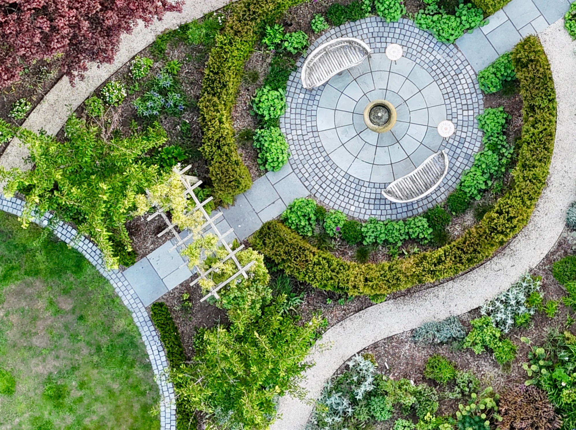 a circular shaped garden with a circular shaped garden