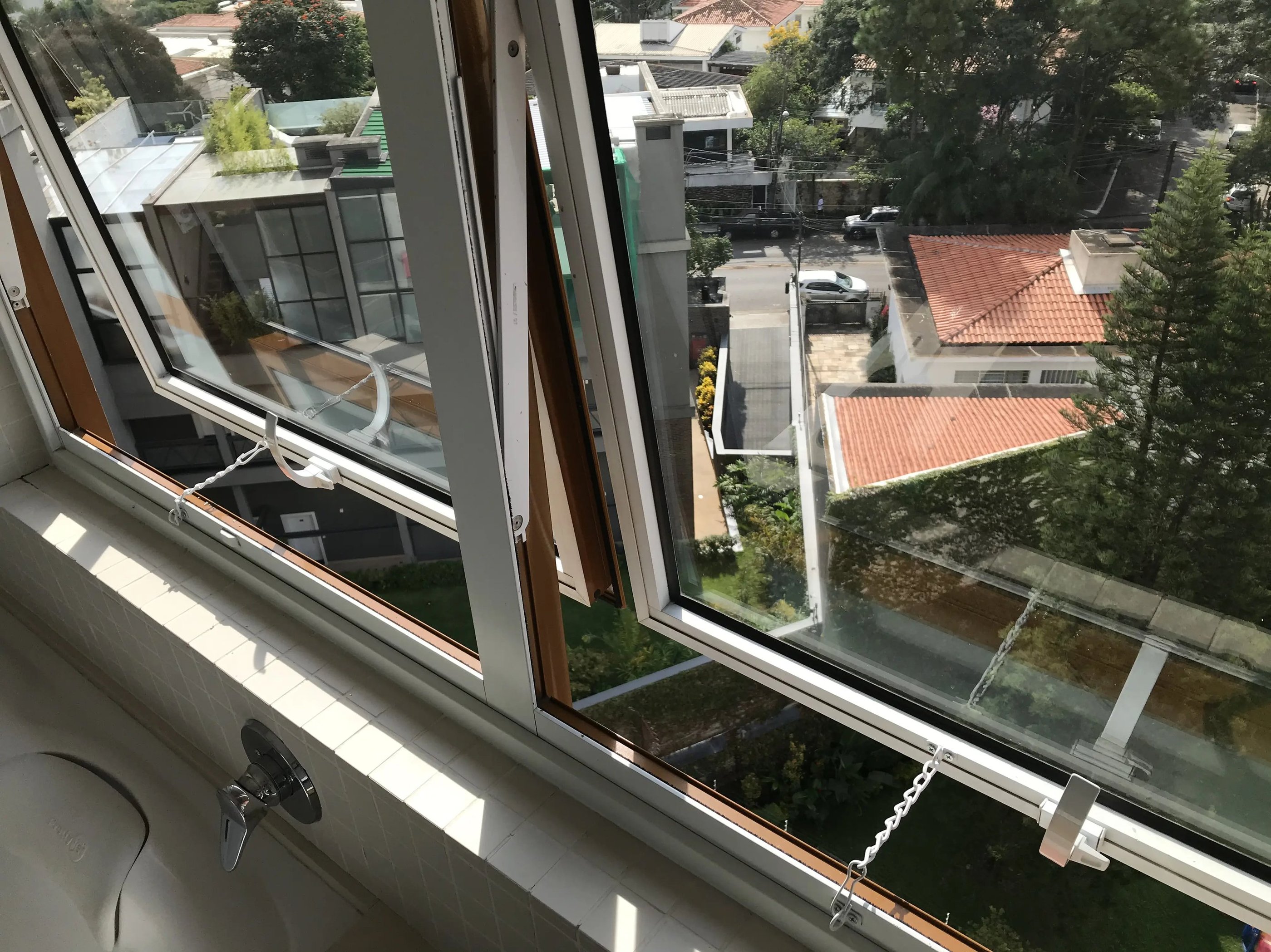 Corrente limitadora de aço instalada no perfil de alumínio de janela basculante SP