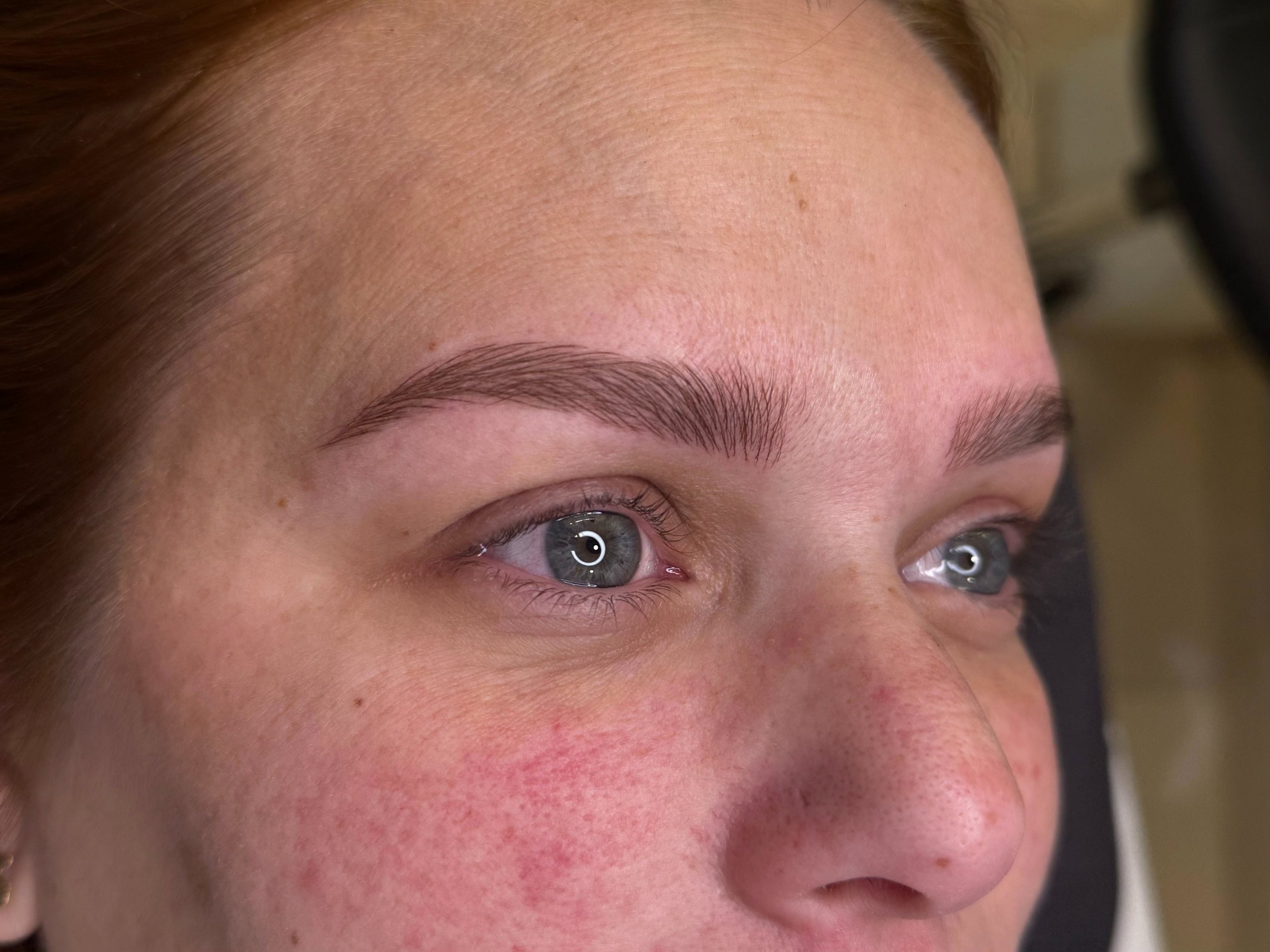 Una mujer con su resultado final después del procedimiento de microblading.