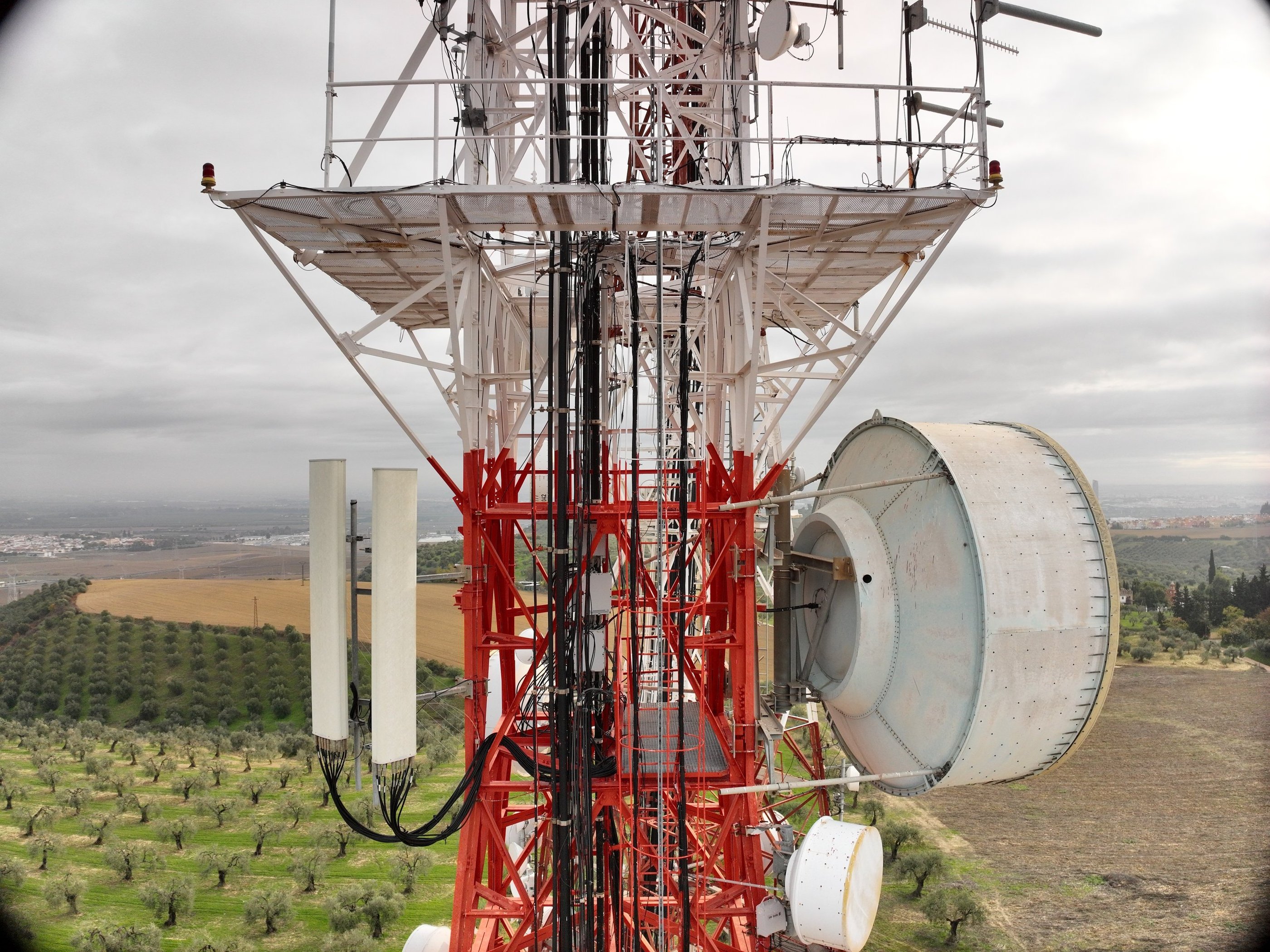 inspección de antena de telecomunicaciones con dron