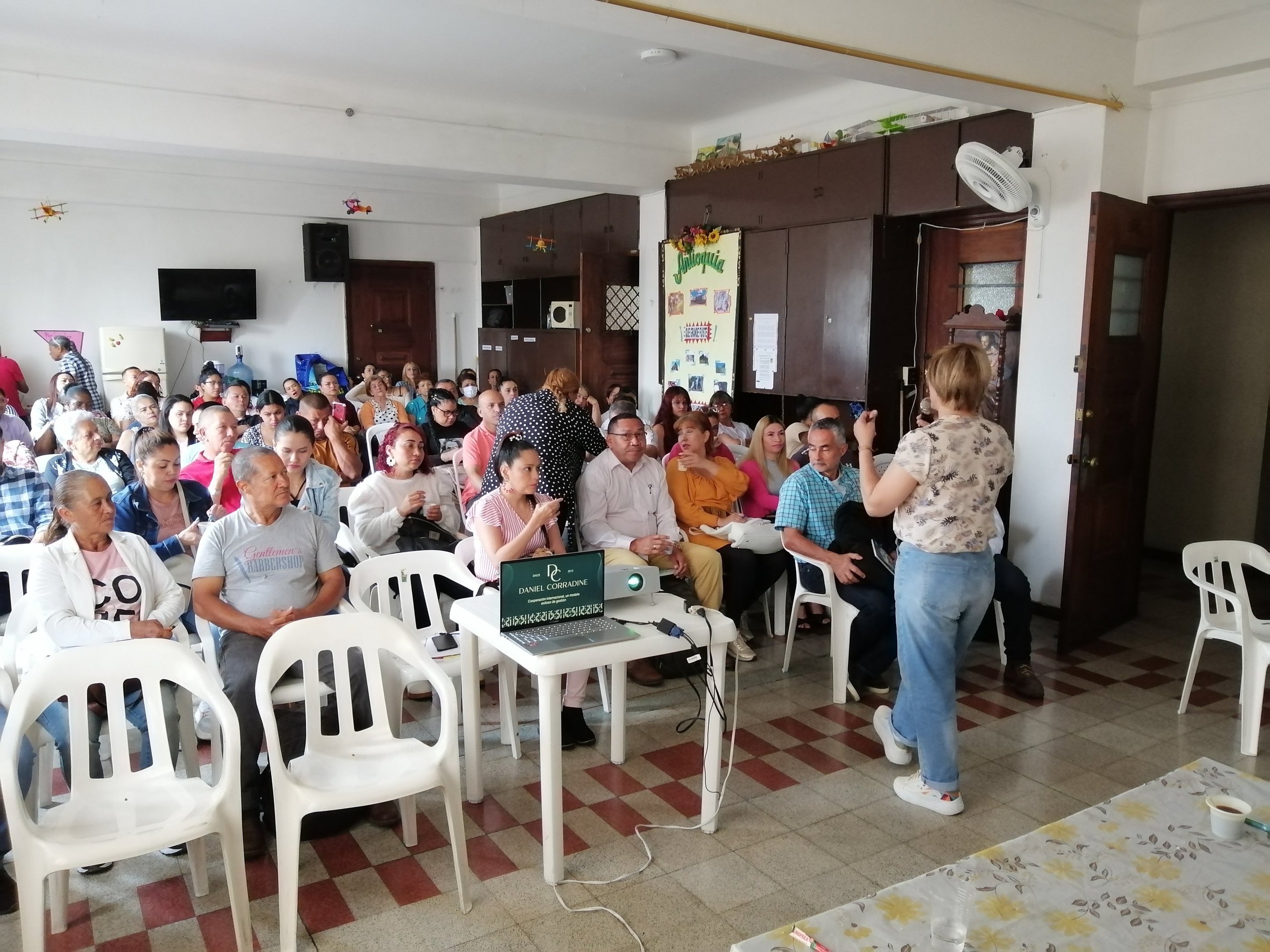 Personas participando de un seminario