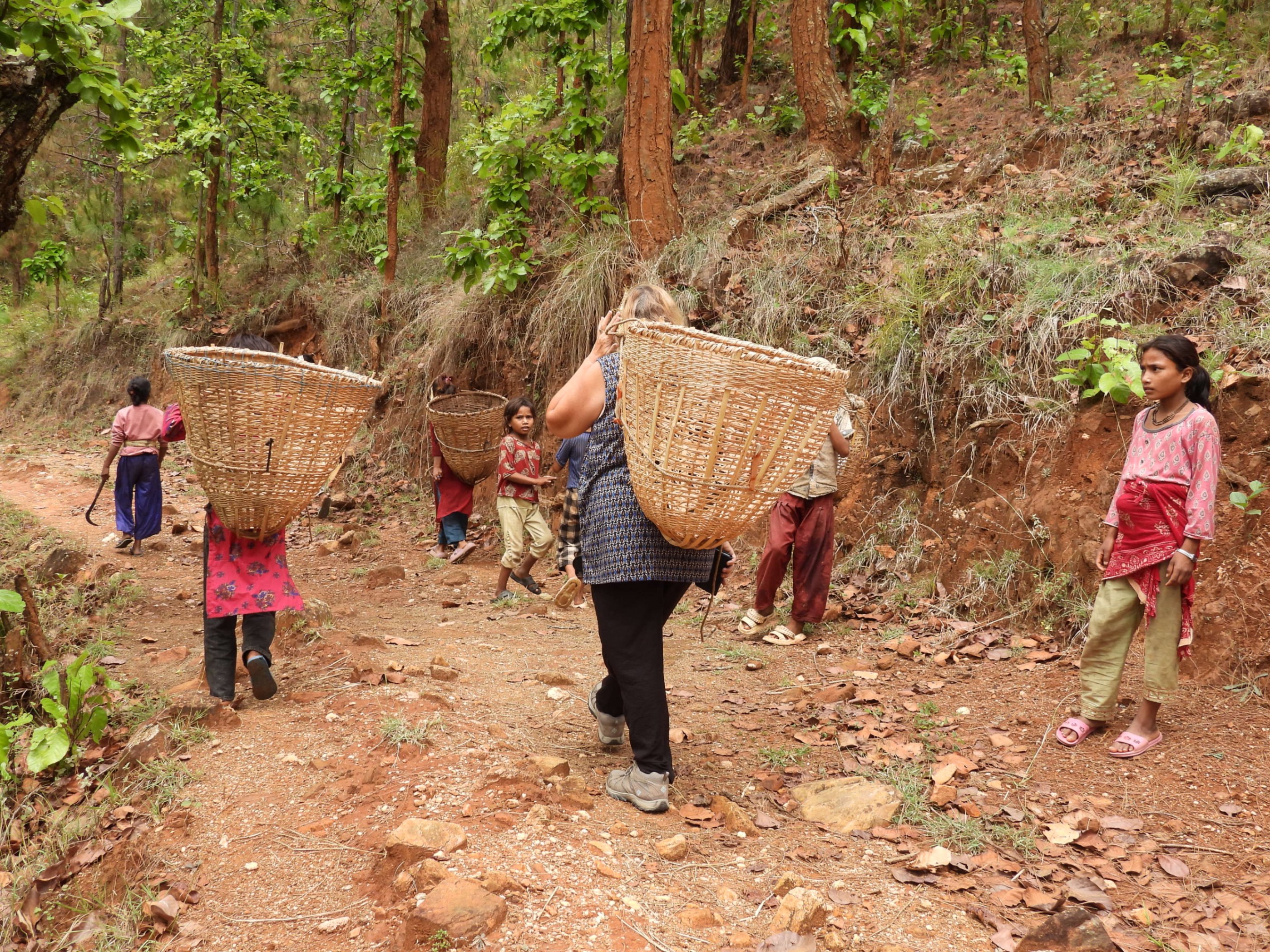 femmes qui partent aux champs