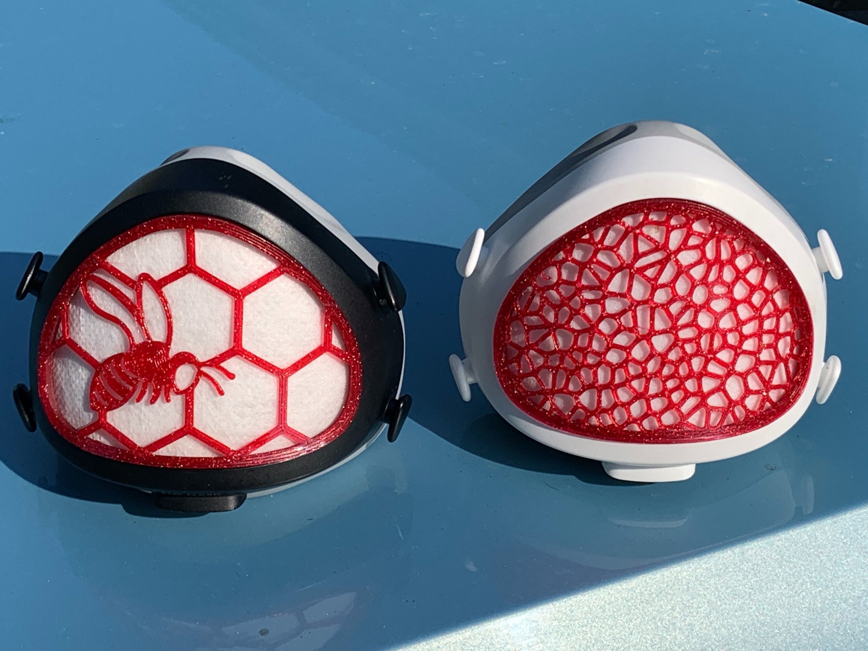 flo-48: Flomask with bee on hexagon decoration
