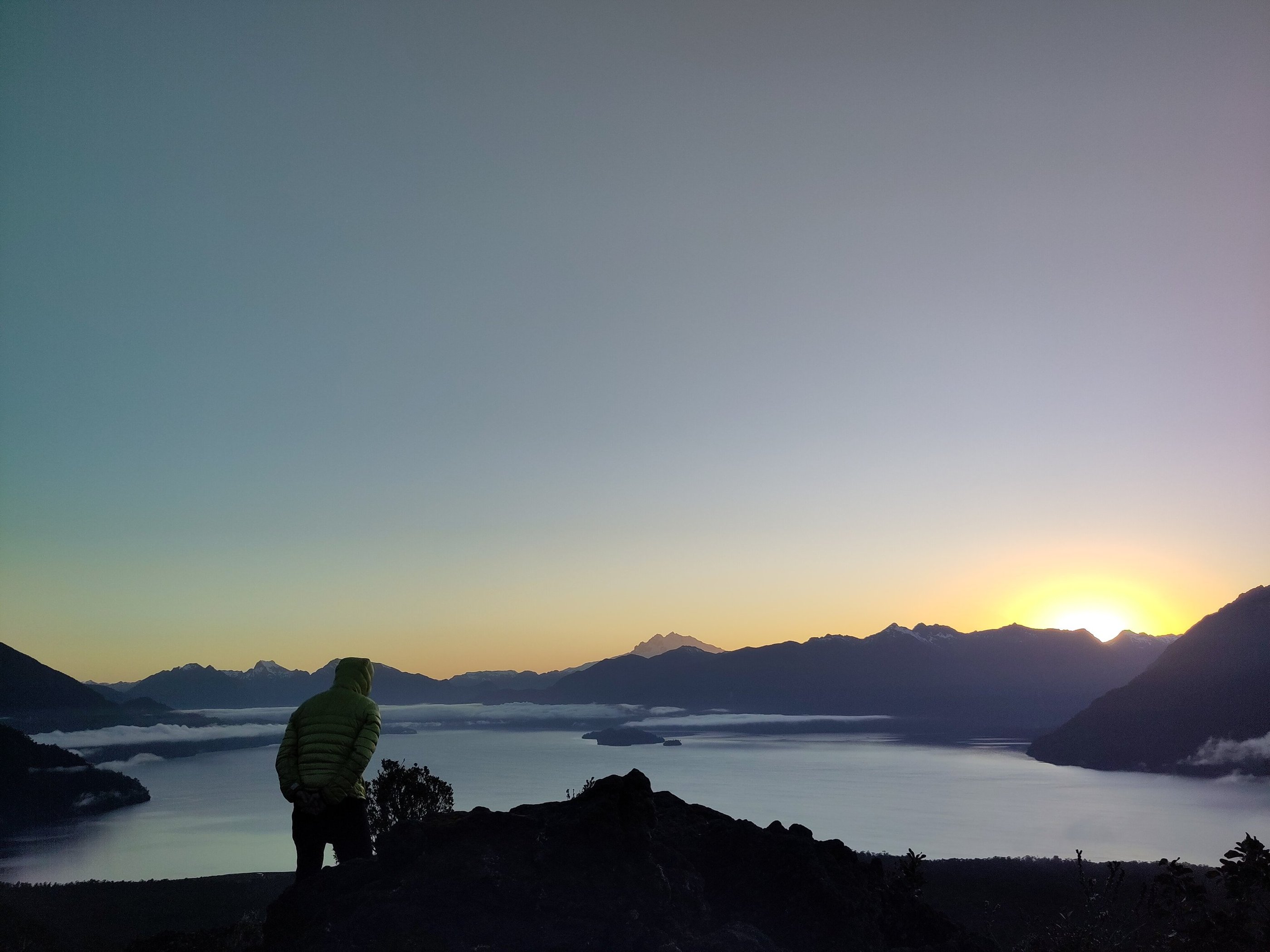 Lever de soleil du le lac Petrohue et le Cerro Tronador, Patagonie, Chili
