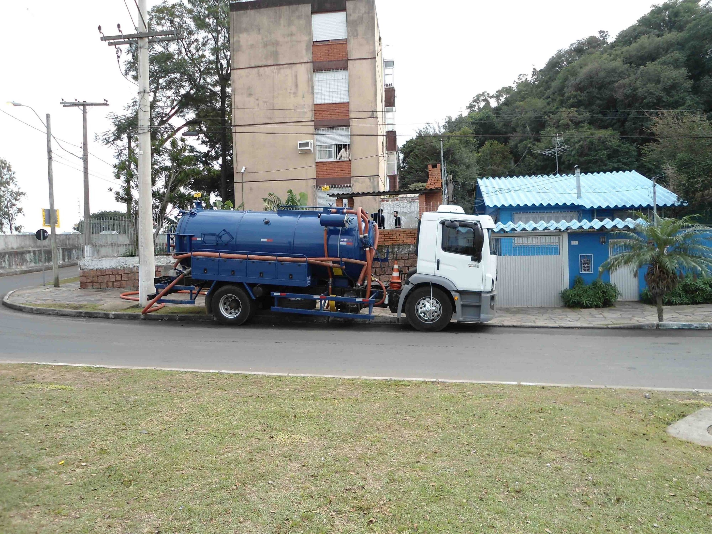 caminhão combinado de sucção e hidrojateamento para entupimentos gerais
