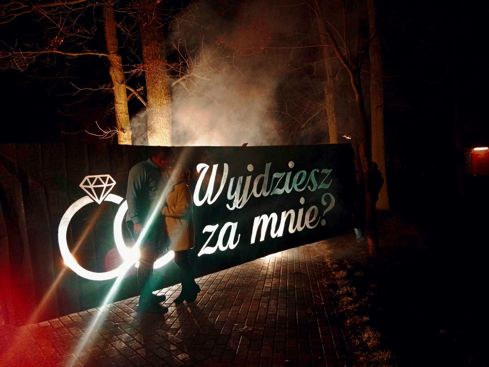 pirobaner wyjdziesz za mnie? pomysł na nietypowe zaręczyny baner pirotechnika