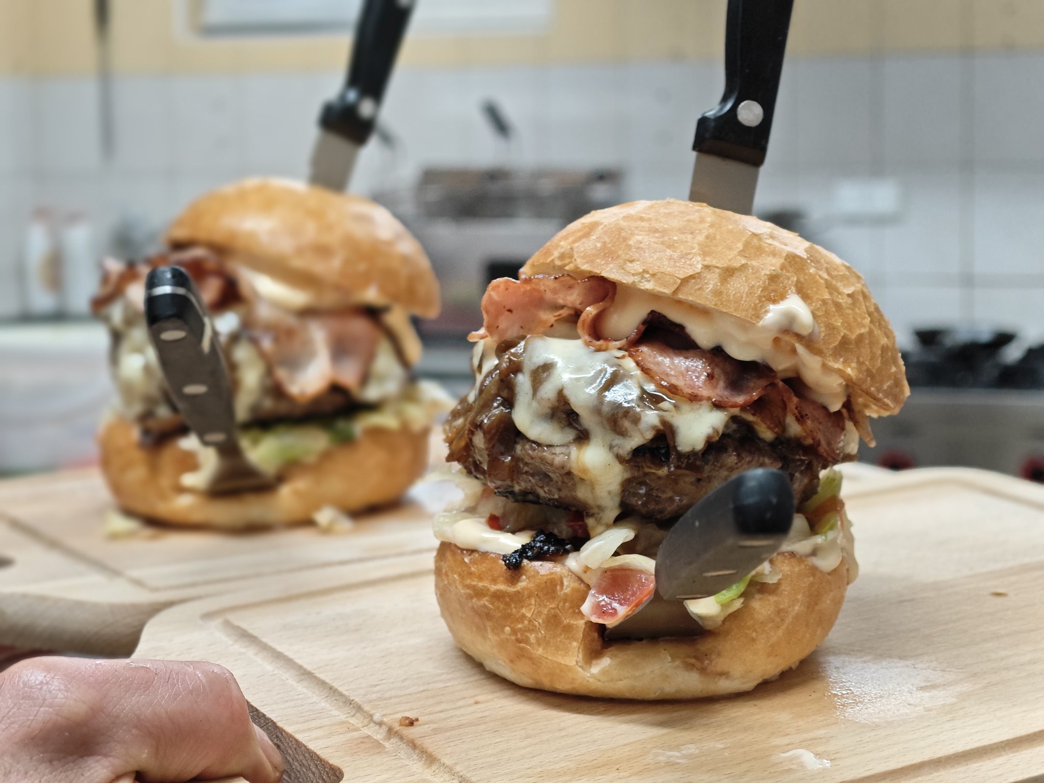 Baconburger z nabídky restaurace