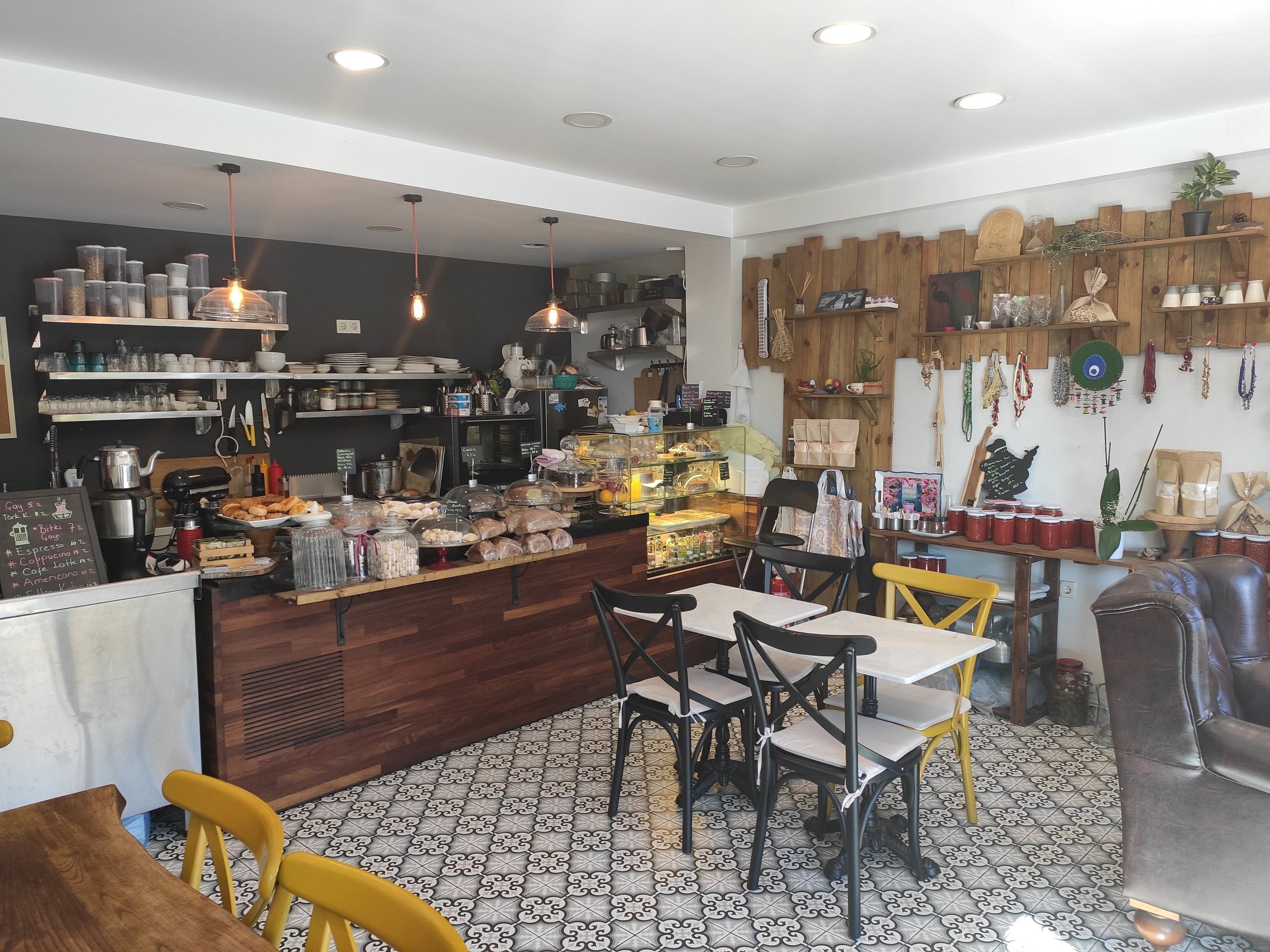 tezgahında çeşitli mamuller olan mutfak tezgahı