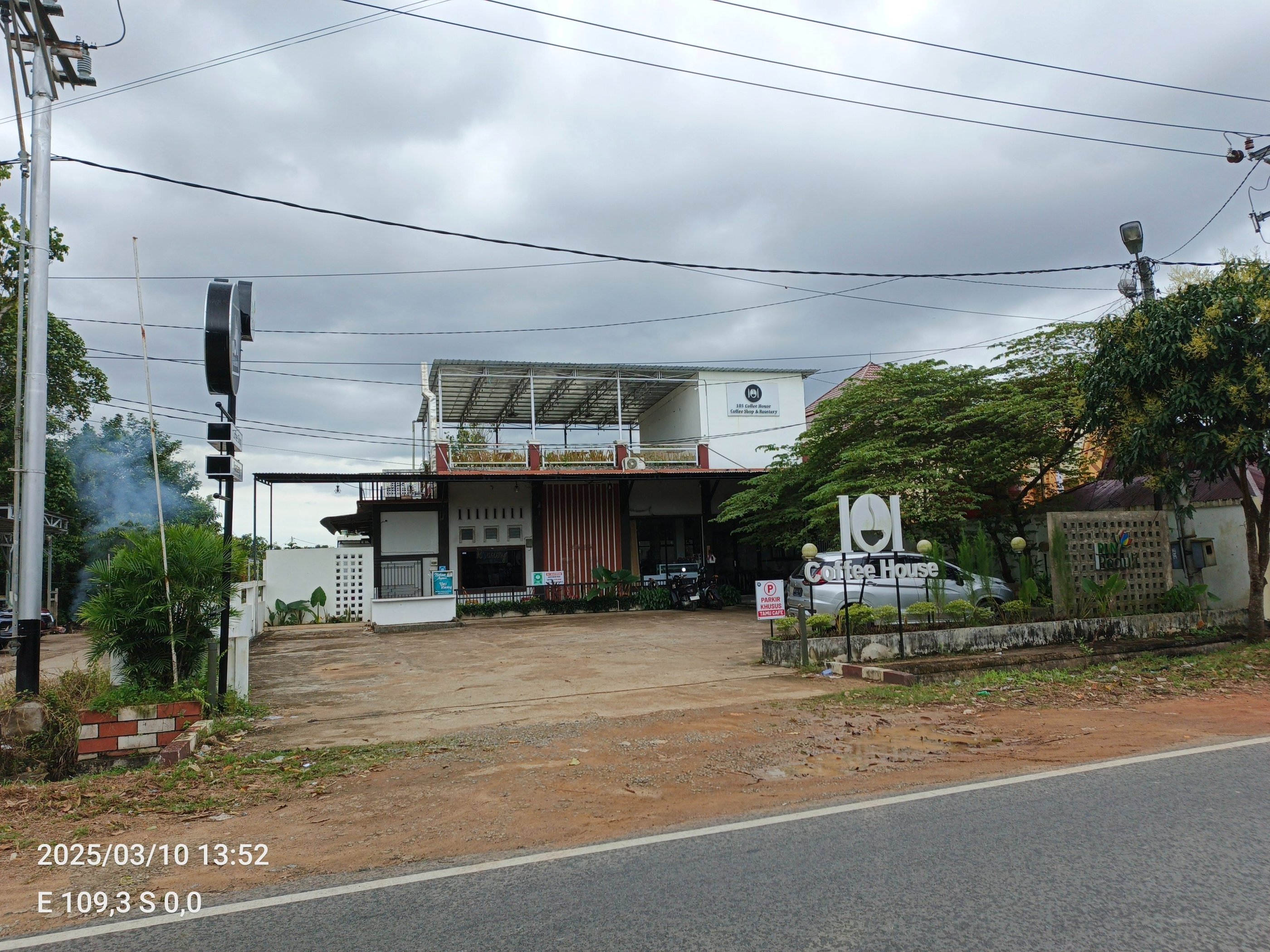101 coffee house yang berlokasi di jl ujung pandang 1, pontianak, kalimantan barat