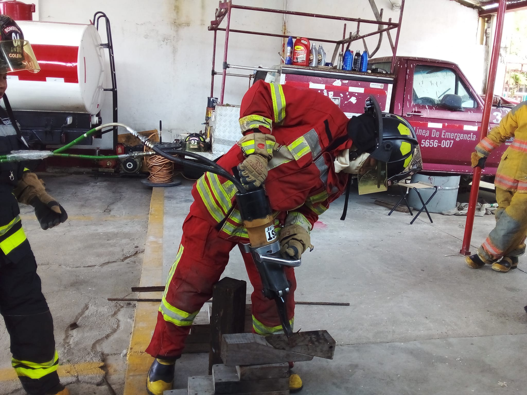 Uno de nuestros bomberos practicando