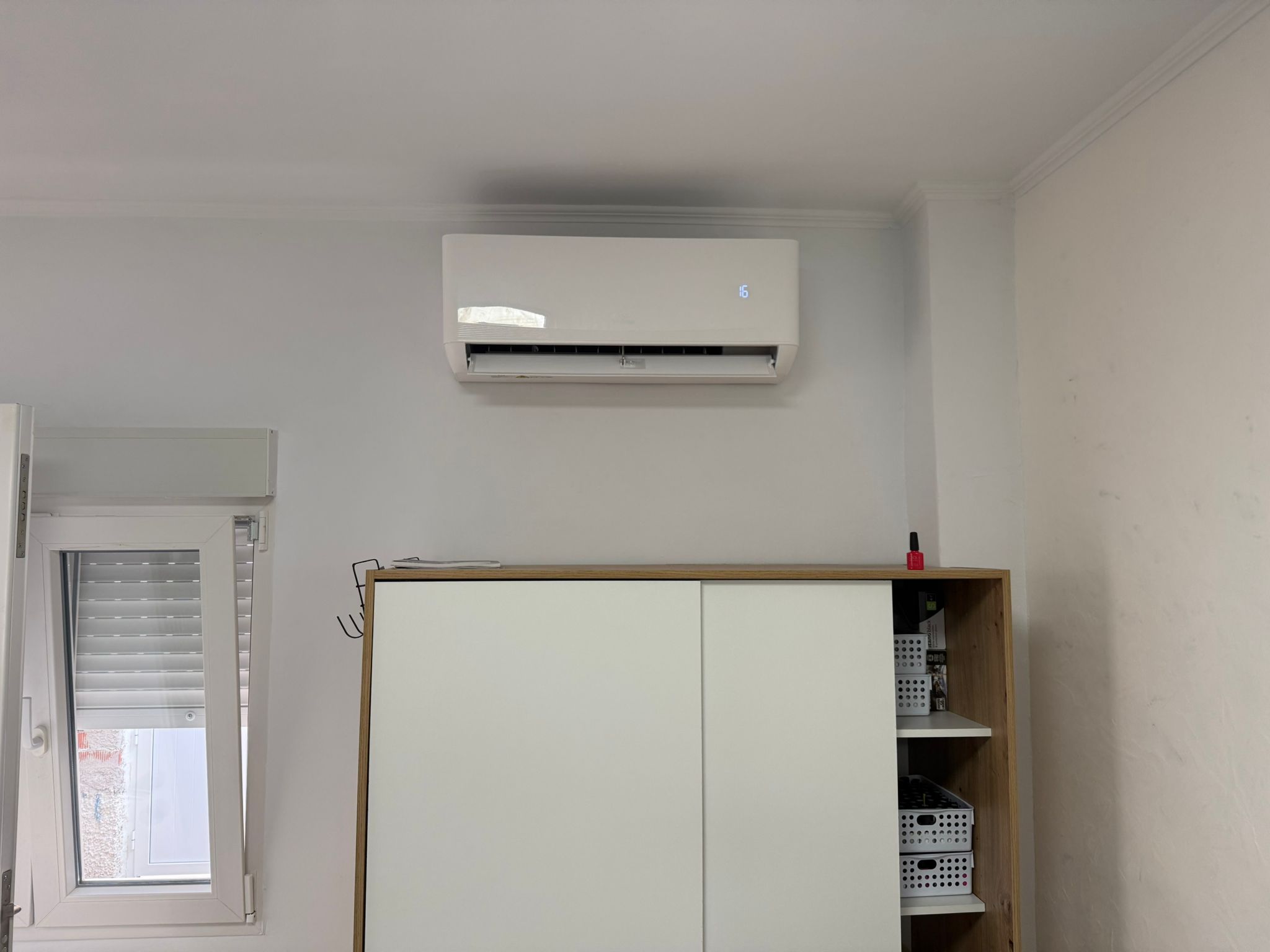 Acabado limpio de split en dormitorio Ciudad Quesada