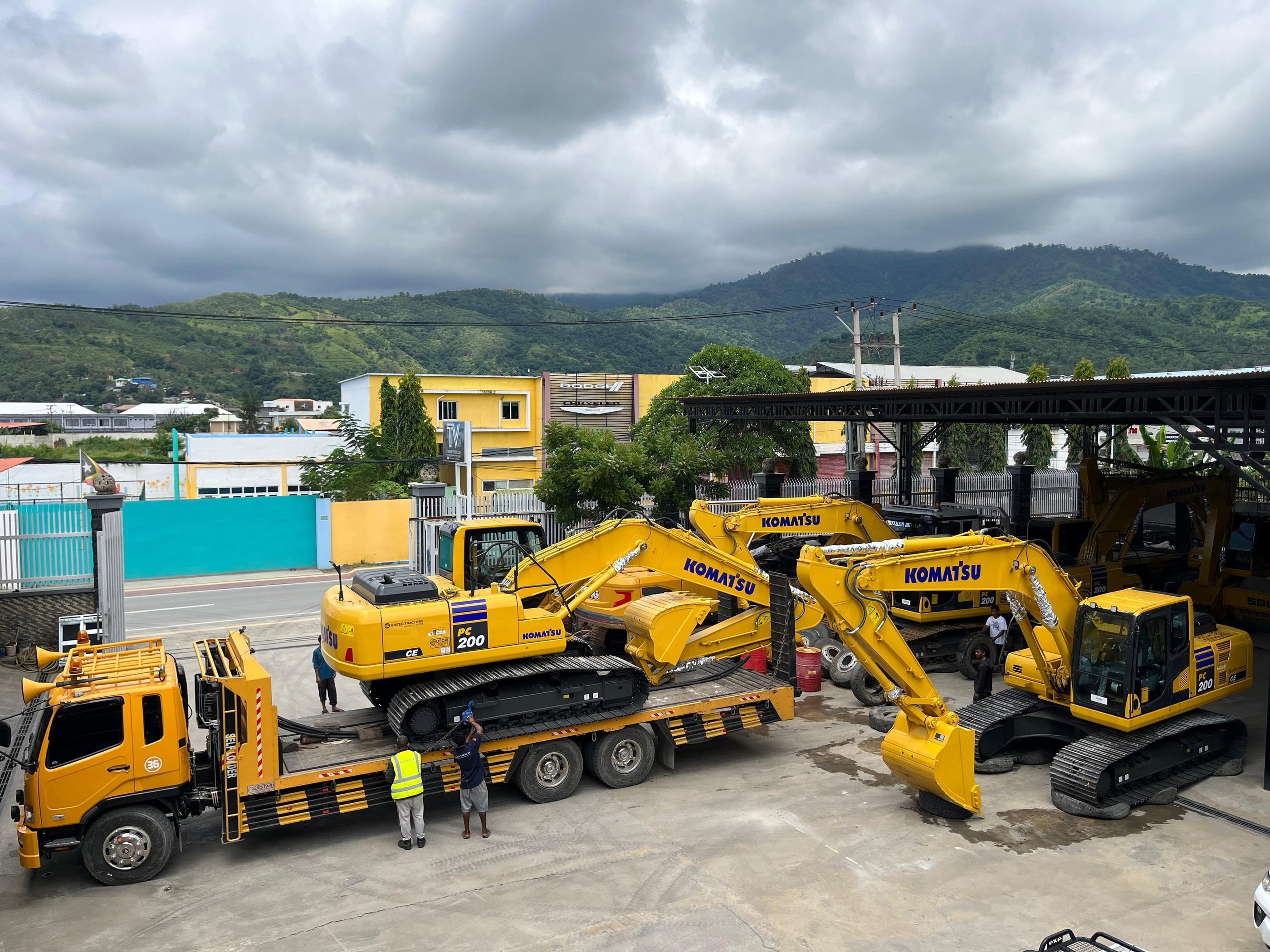 excavator tronton towing komatsu