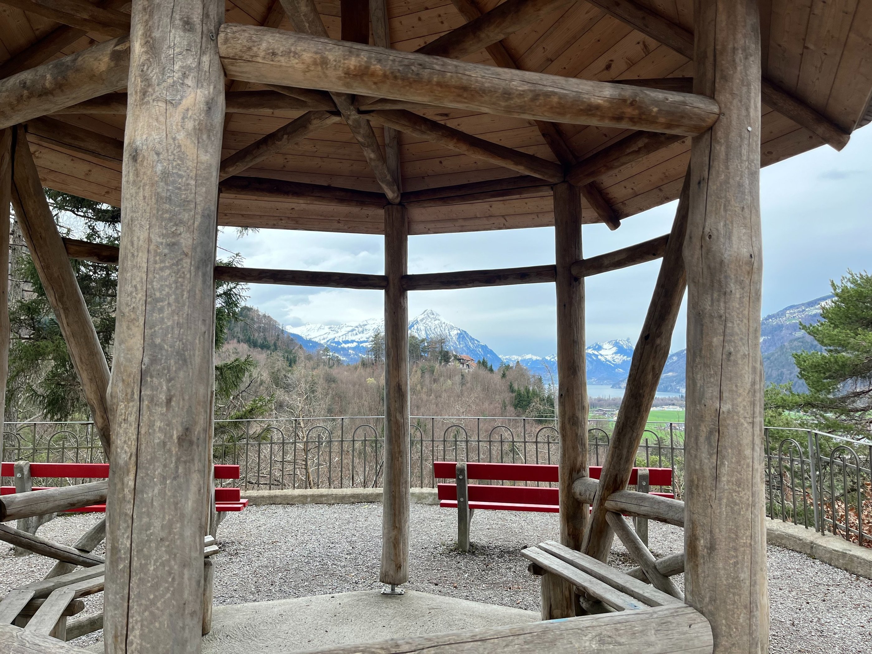 The view over Lake Thun and Niesen from the Ringweg on Kleiner Rugen