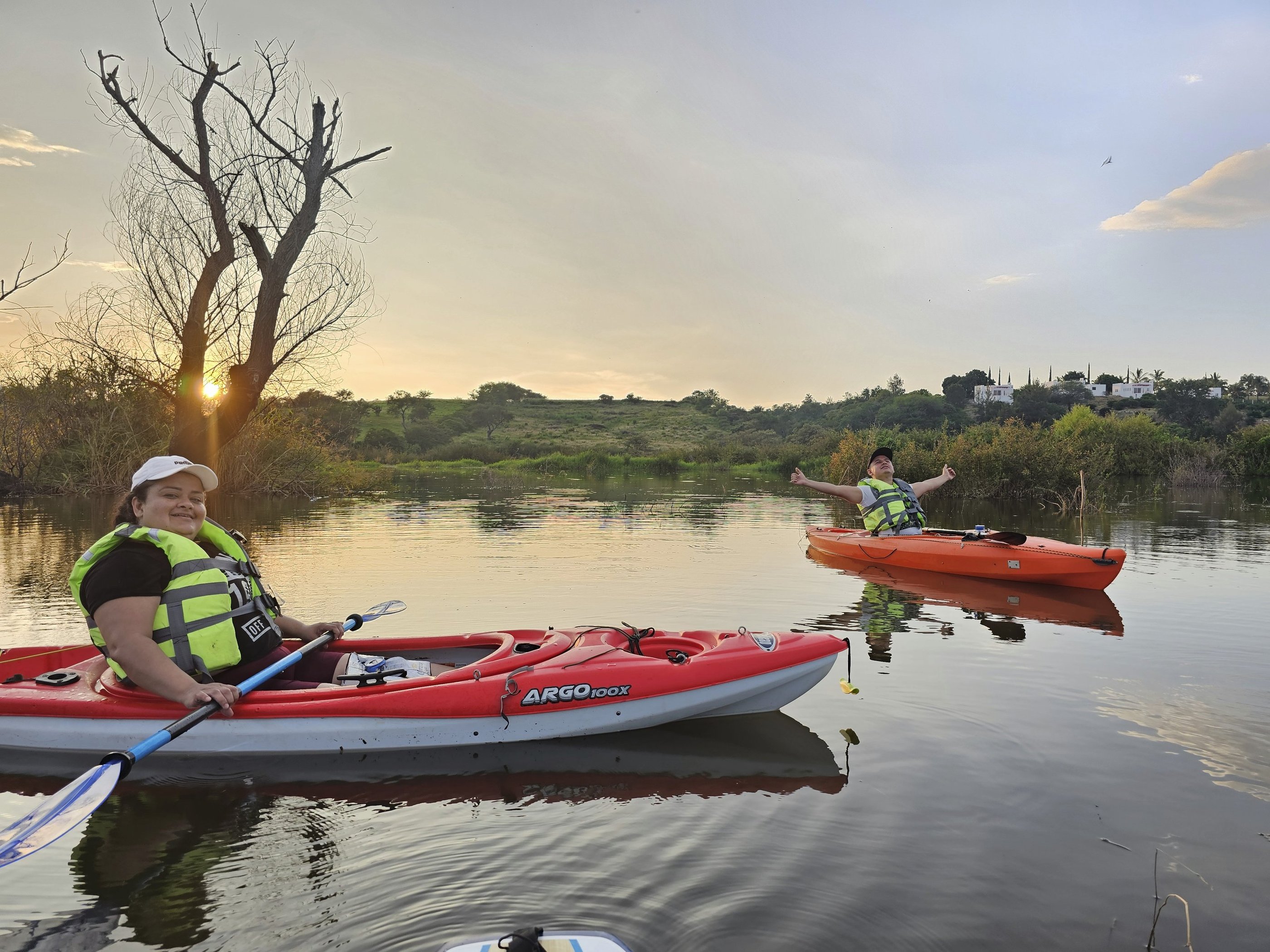 Nuestros clientes disfrutando de una experiencia natural en kayak