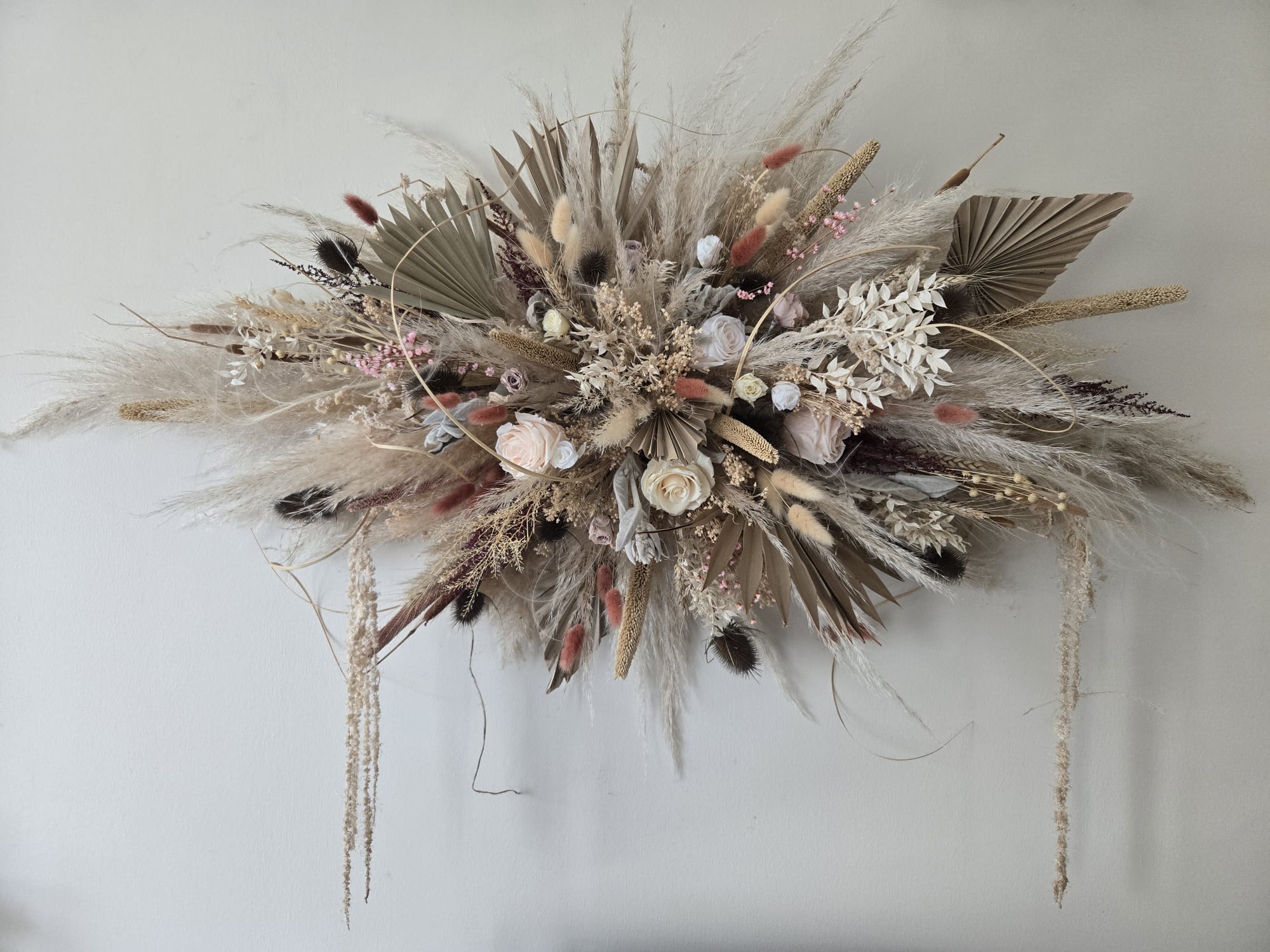 Décoration murale, fleurs séchées, tons écru, blanc, terracotta, créée par l'Ensorce'Fleurs pour un mariage