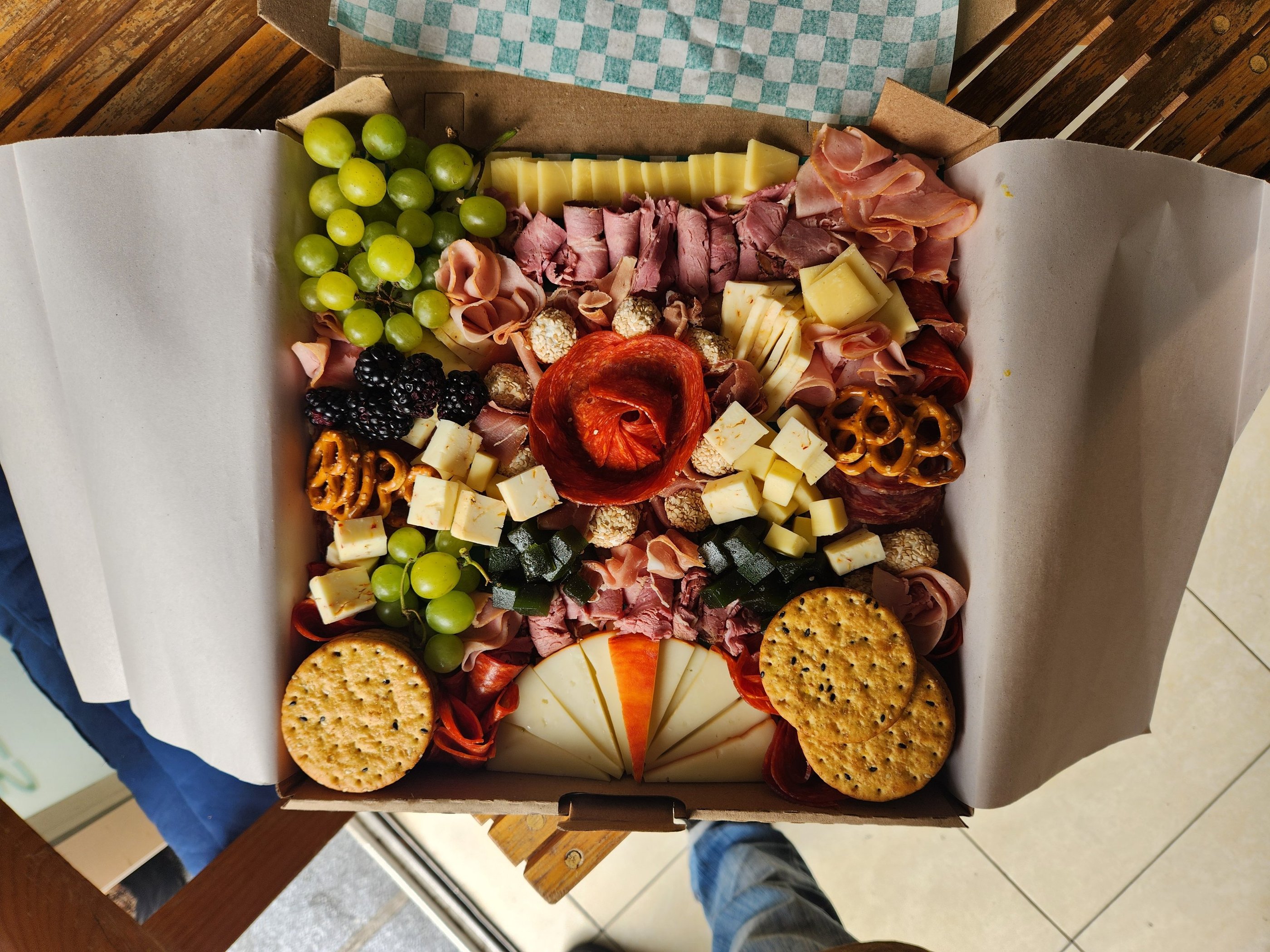 tabla de carnes frias y quesos para tres personas con frutos rojos