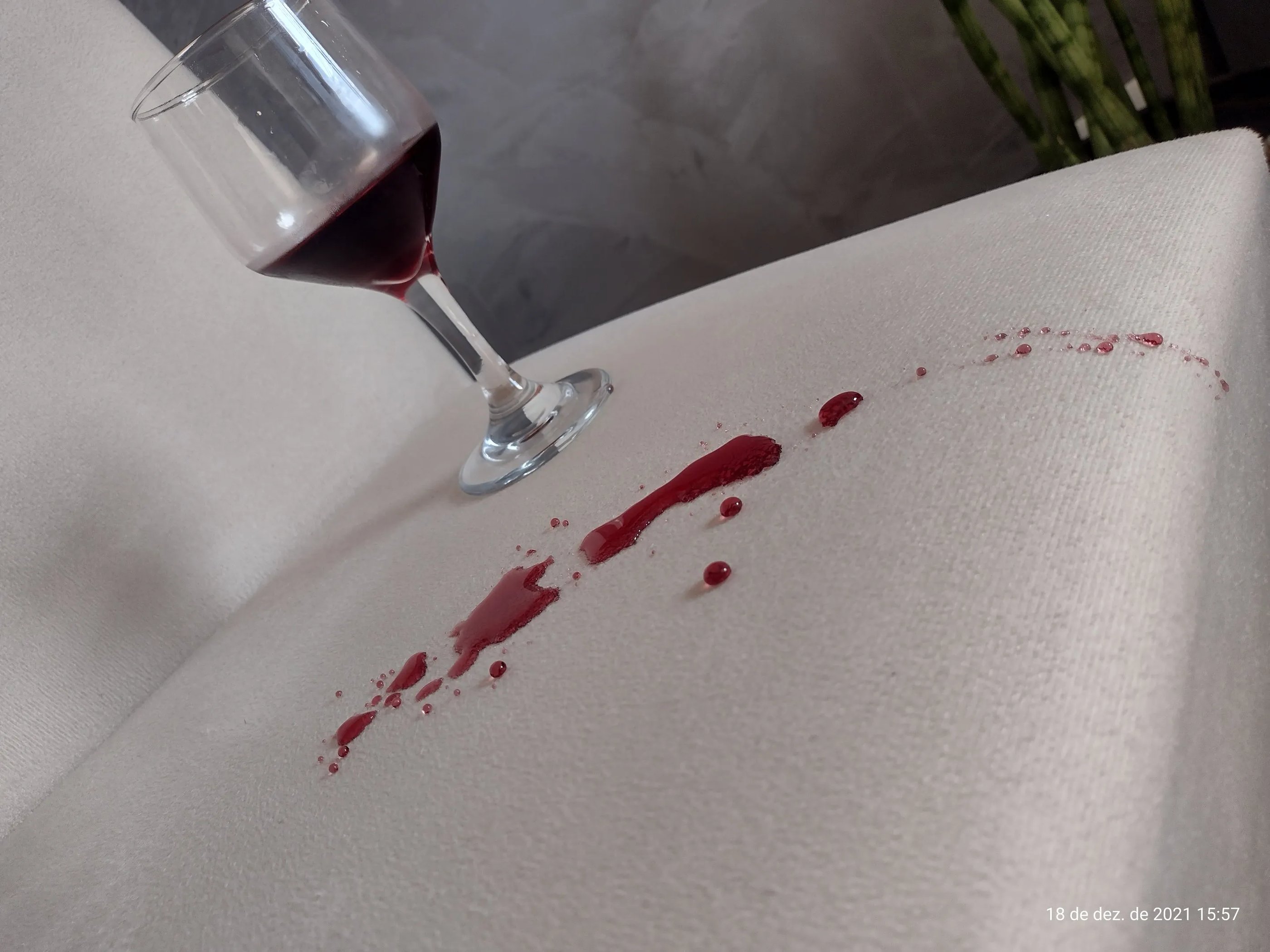 Proteção de estofado em Campinas: teste de repelência com vinho em sofá claro após impermeabilização