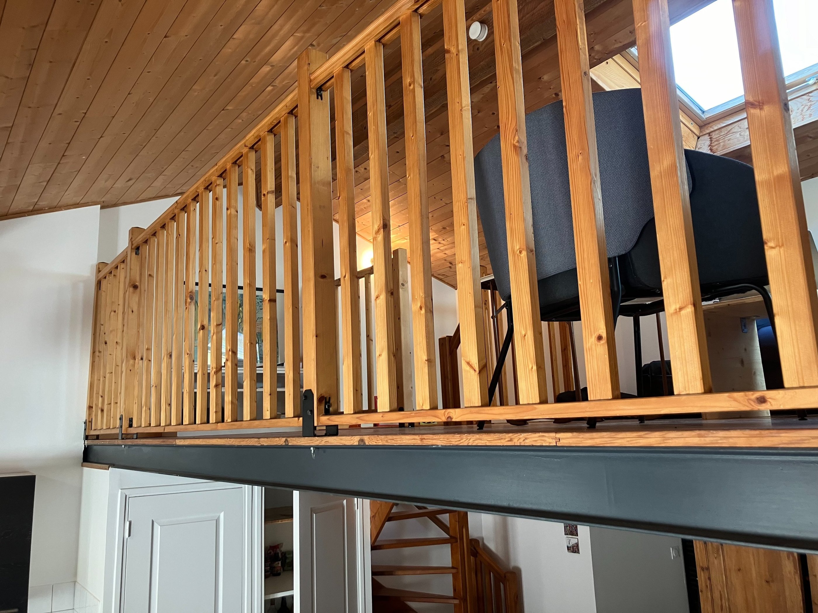 mezzanine en bois sur mesure dans appartement pièce à vivre supplémentaire 