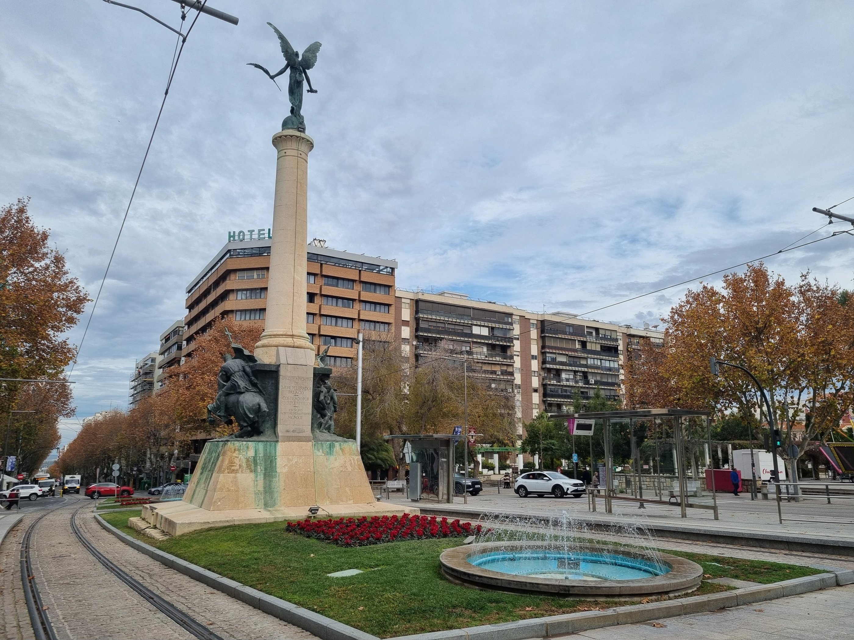 Jaen centro l Asociación de vecinos Plaza de las Batallas y, al fondo, Hotel Condestable Jaen centro