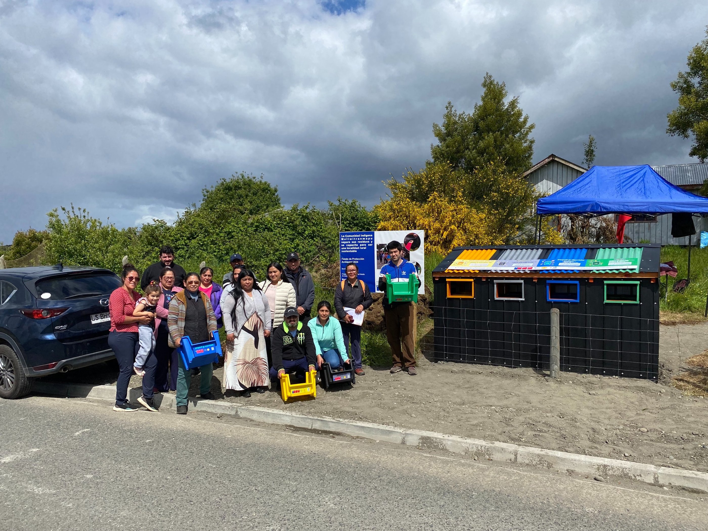 Equipo de EcoRumbo junto a comunidad en Curaco de Vélez durante entrega punto limpi