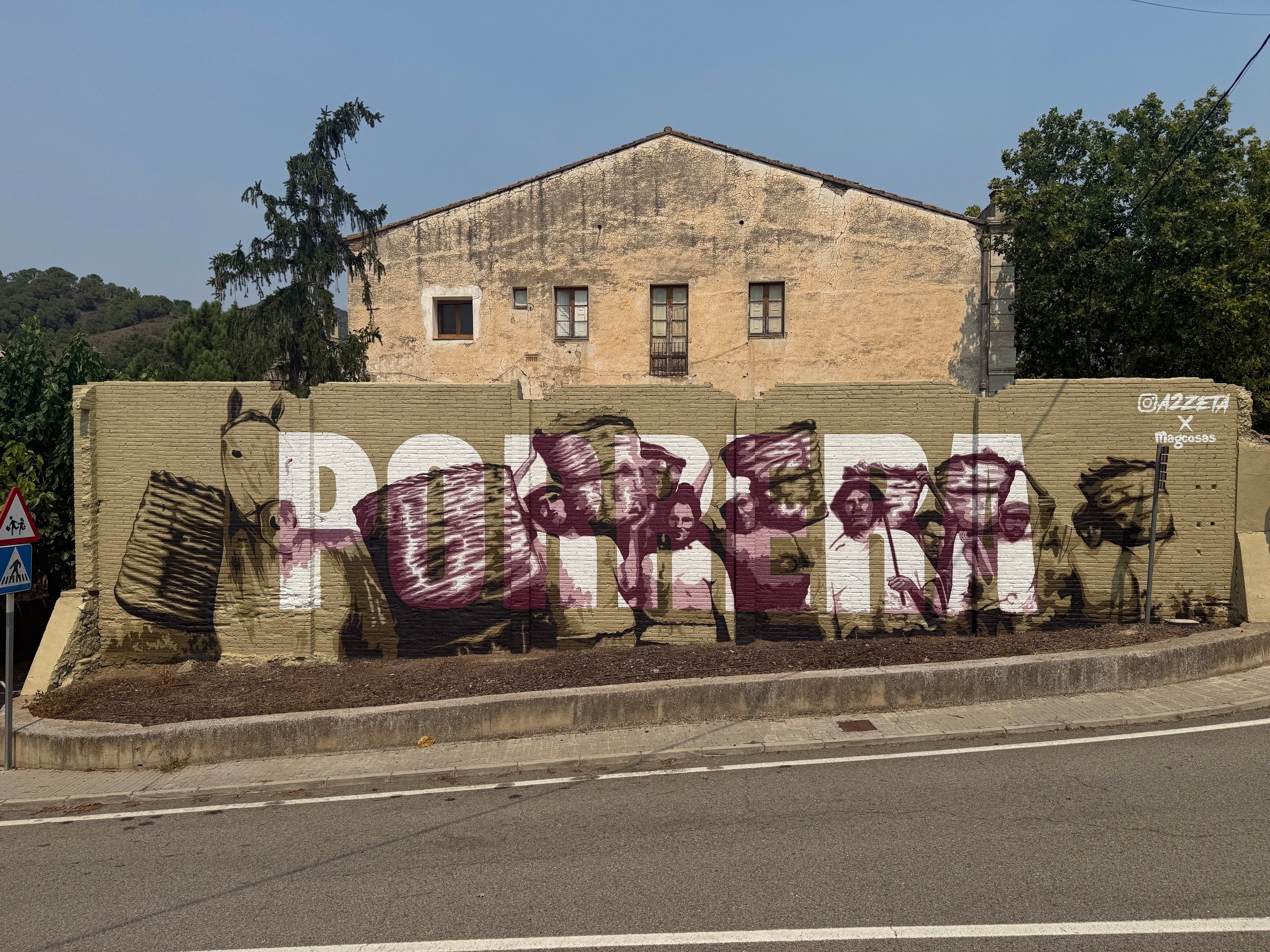 Mural de gran formato sobre fachada urbana realizado con aerosol. Representación figurativa que comb