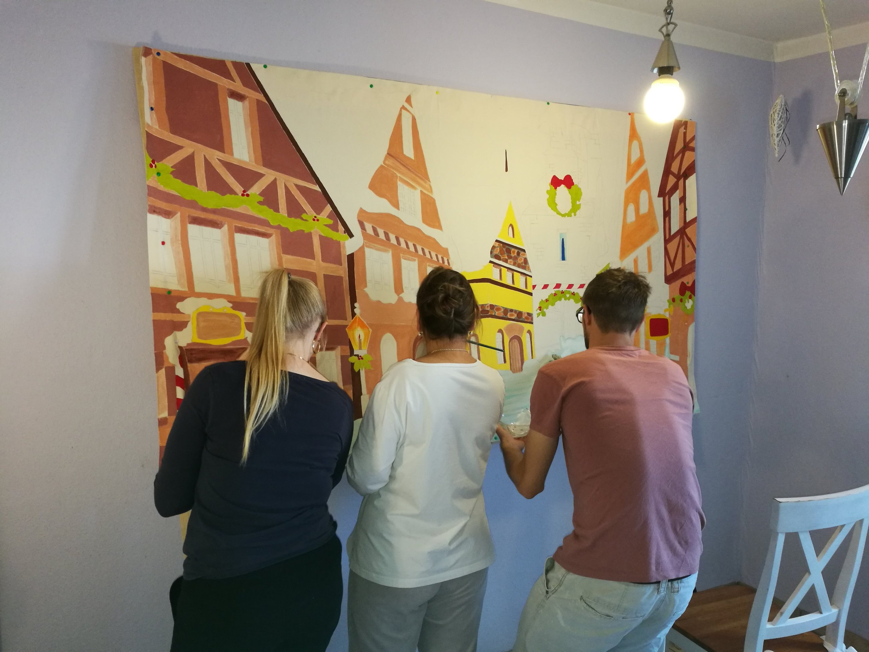 Das Team beim Malen einer Winterstadt