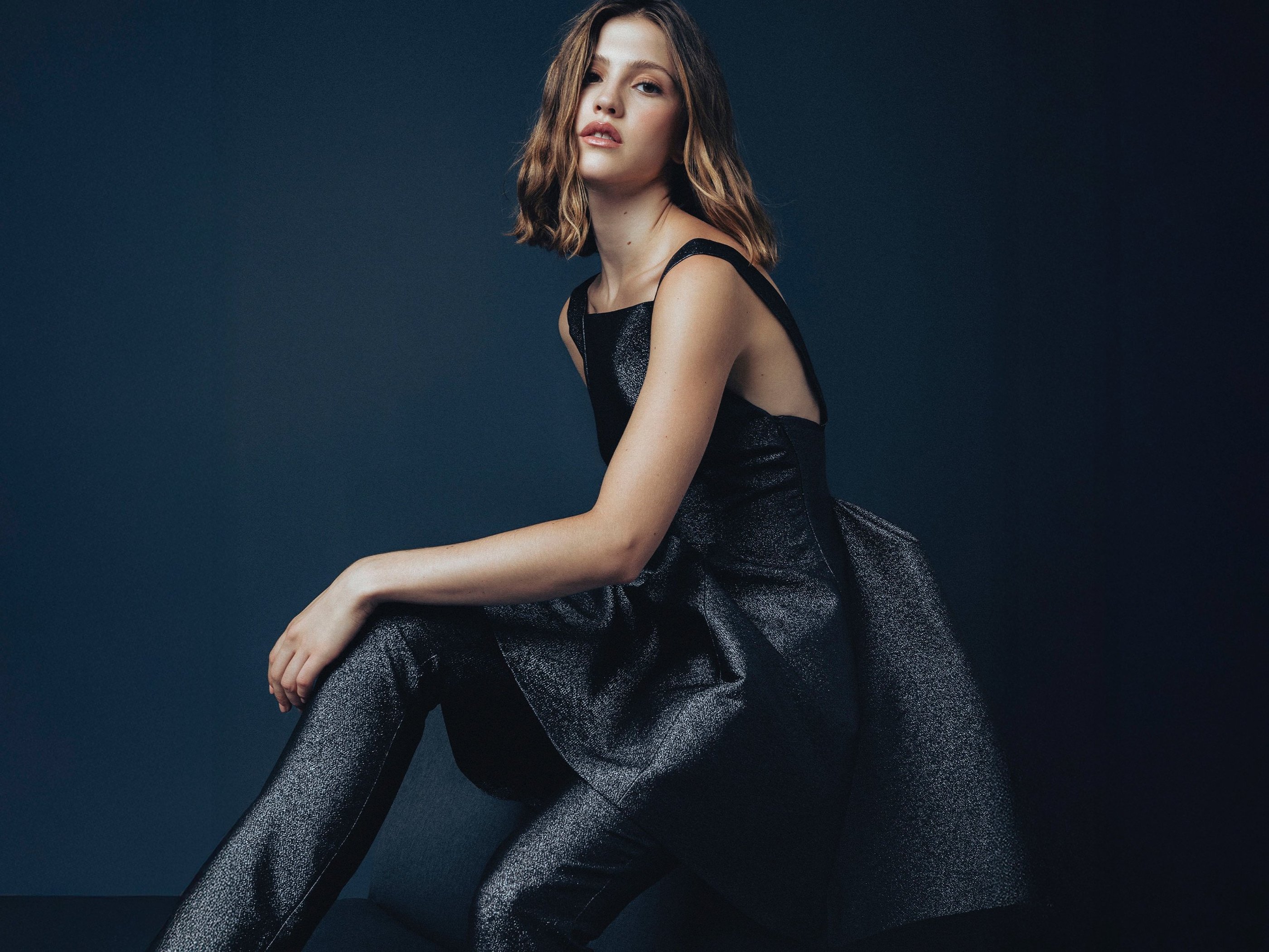 Modelo sentada con vestido y leggins de Fely Campo