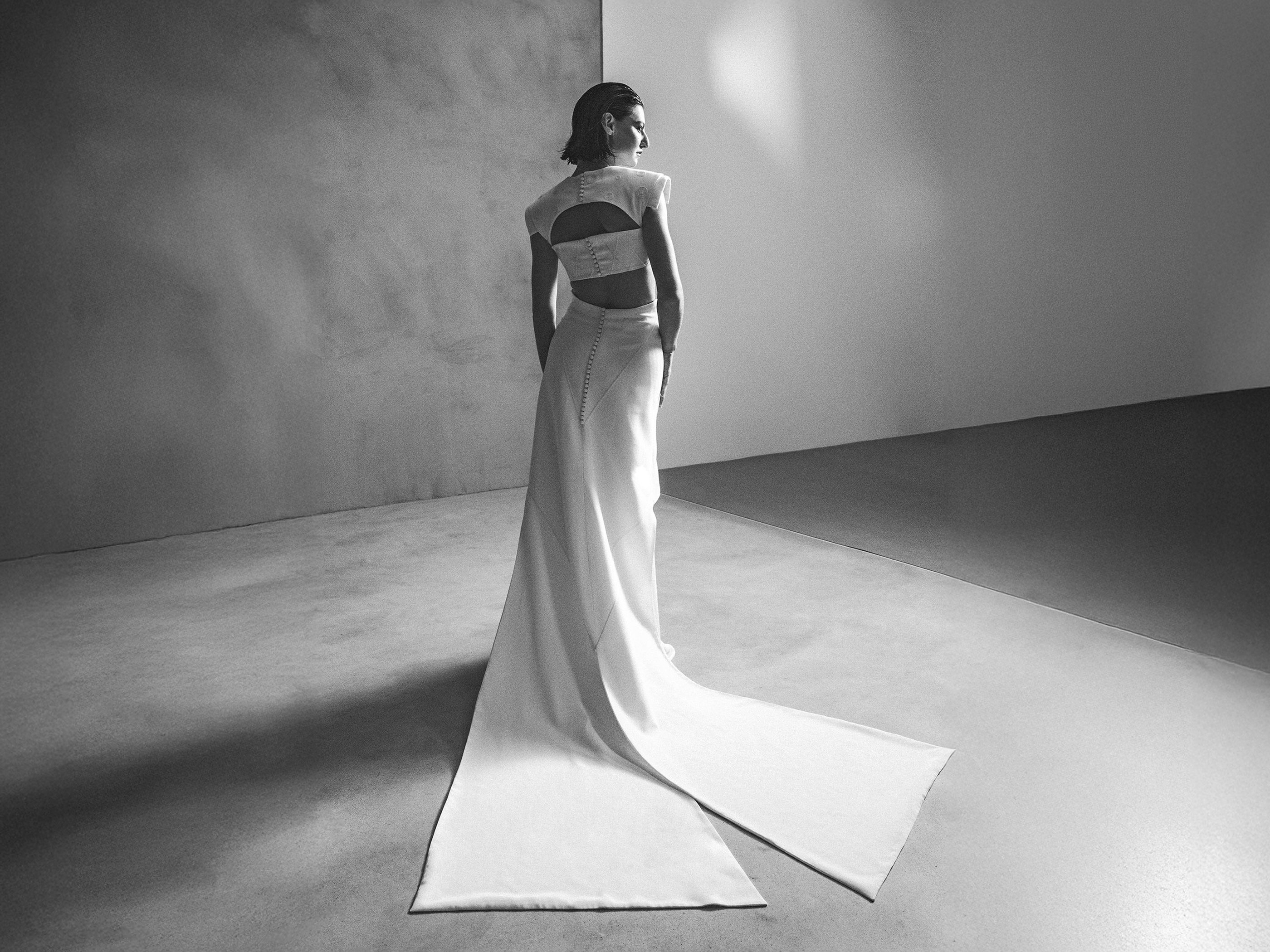 Modelo mostrando la espalda de un vestido de Elena de Frutos