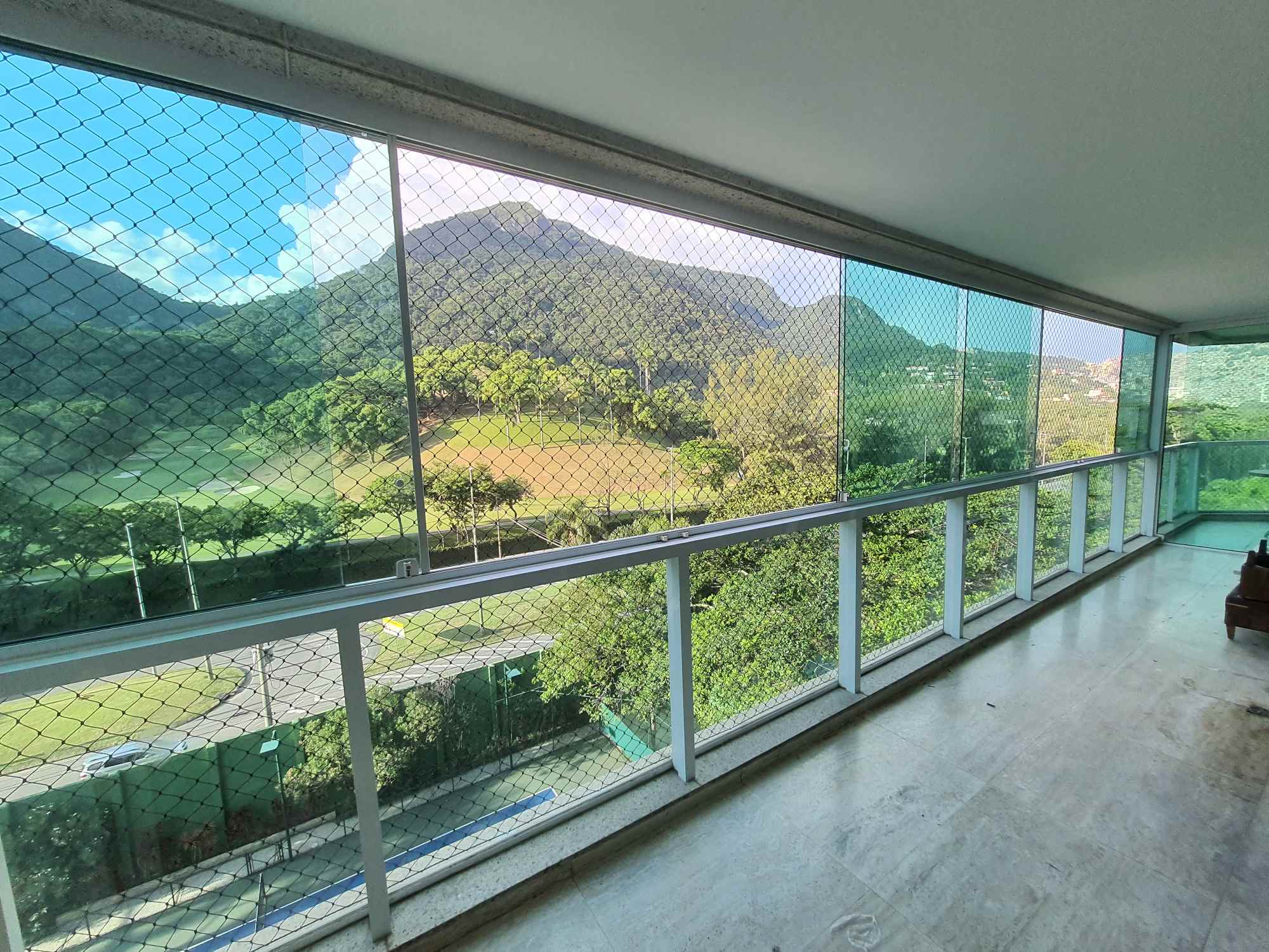 Varanda com tela de proteção instalada para crianças e gatos
