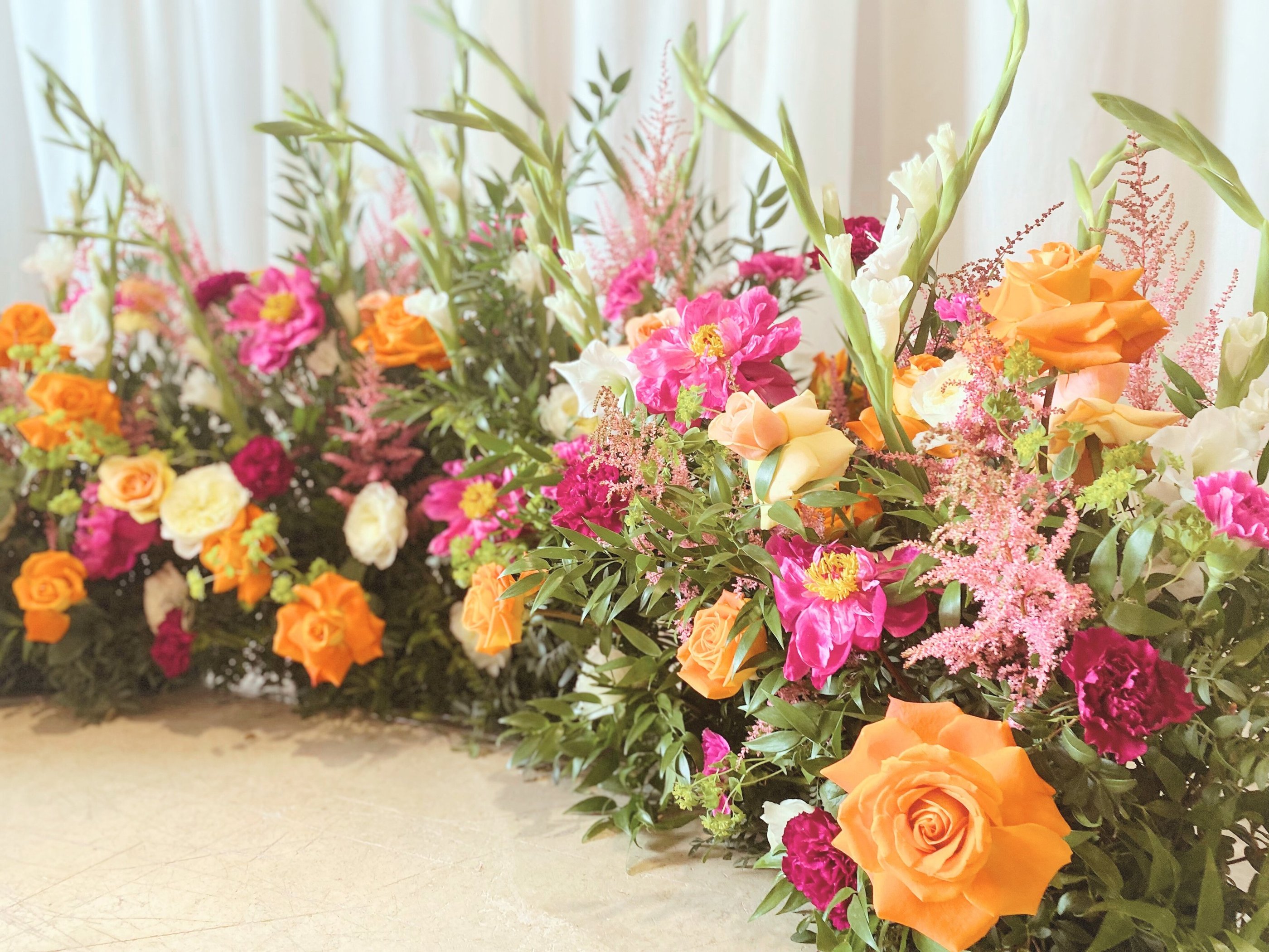 décor floral arche au sol couleurs pop