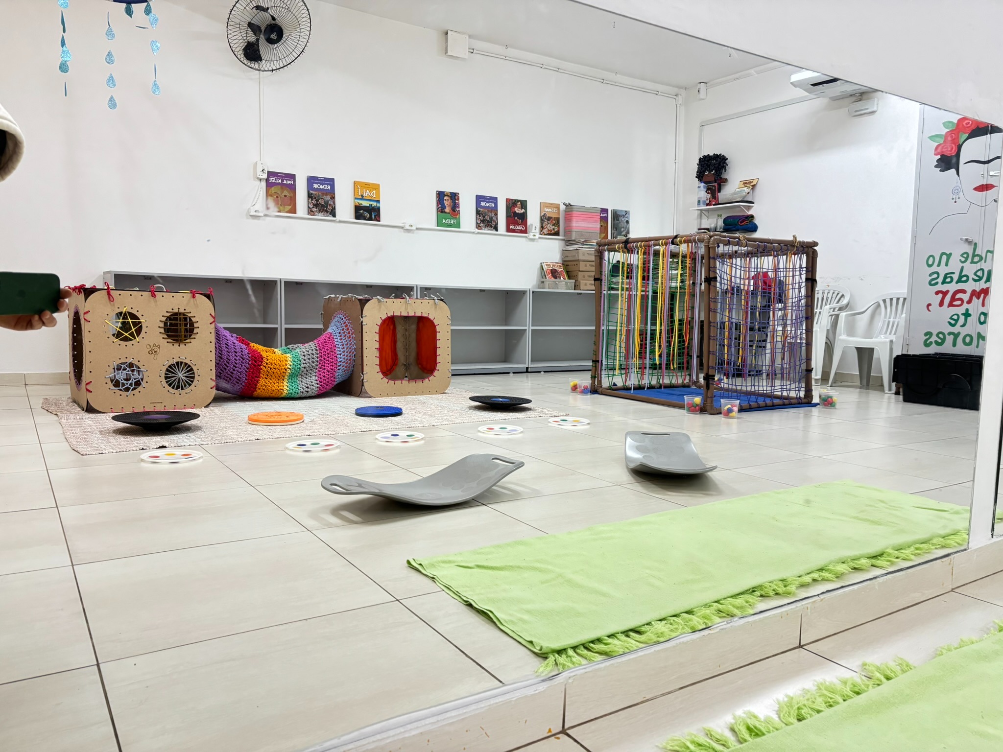 Montagem da instalação pronta, contendo diversos brinquedos não estruturados e estruturas brincantes