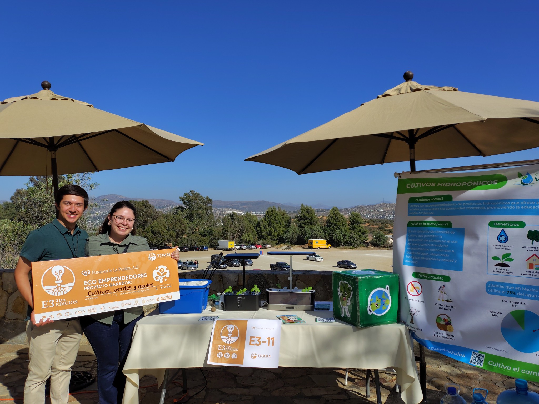 Ecoemprendedores sosteniendo premio en una feria de sostenibilidad